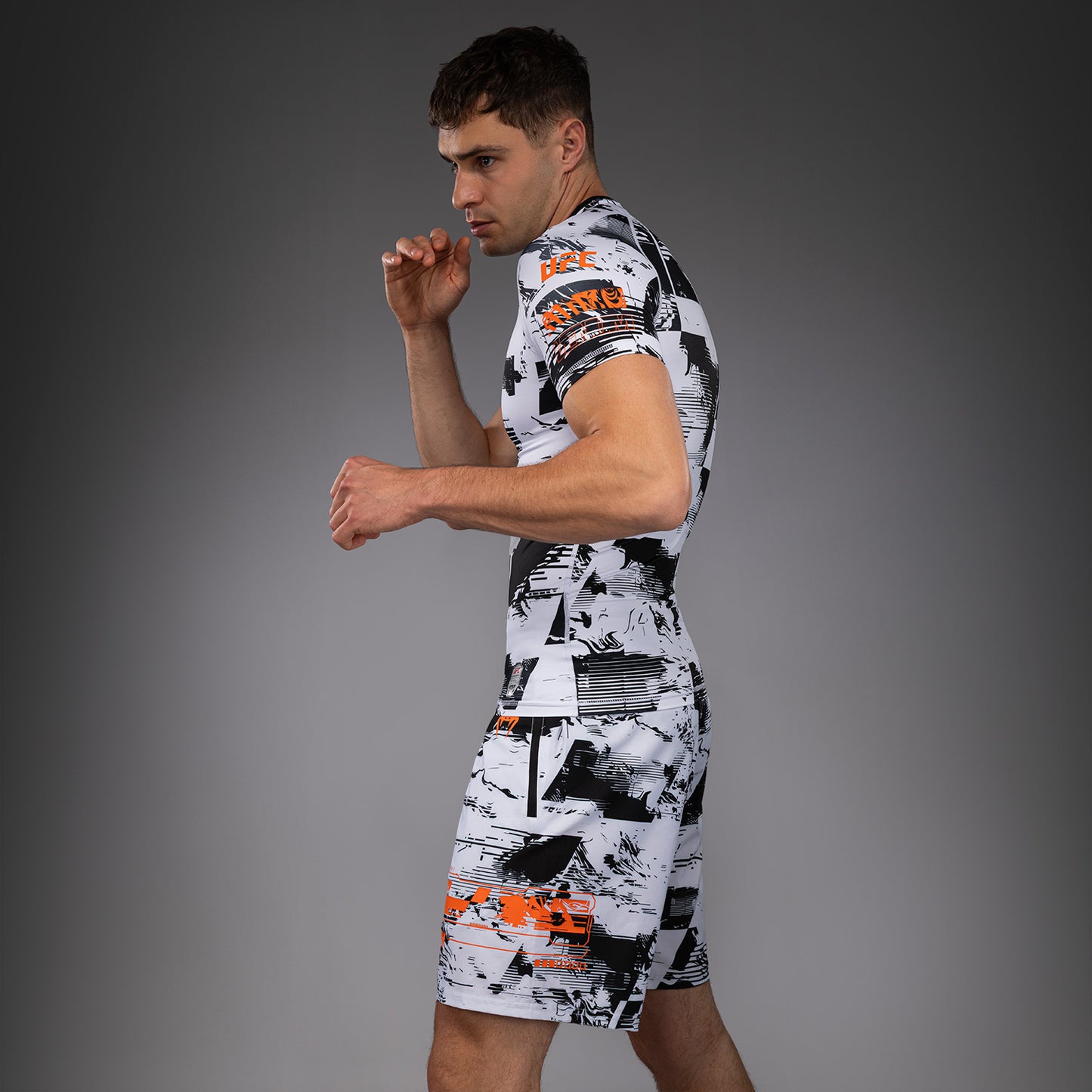 UFC Zenith by Venum Authentic Fight Week パフォーマンス半袖ラッシュガード メンズ - ホワイト