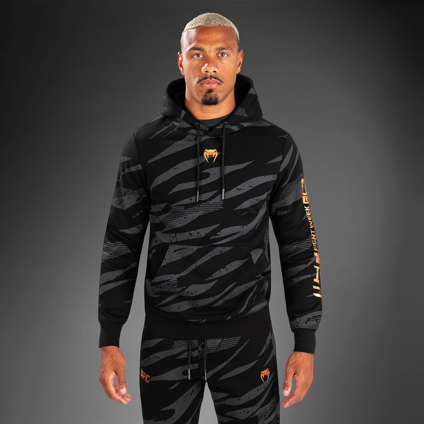 UFC Adrenaline By Venum Fight Week メンズプルオーバーパーカー - Urban Camo