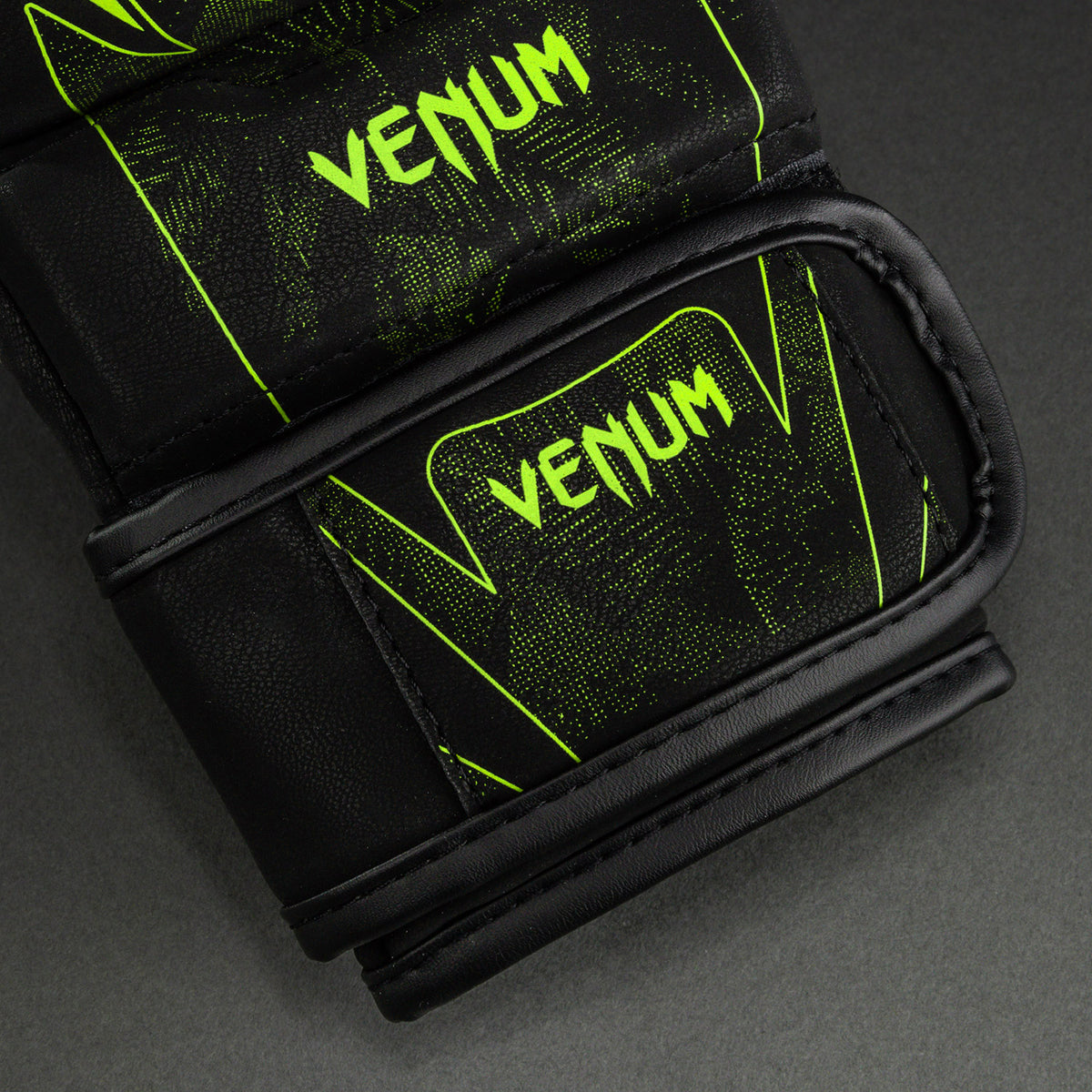 Venum Amazonia Reborn MMAスパーリンググローブ - ブラック/グリーン