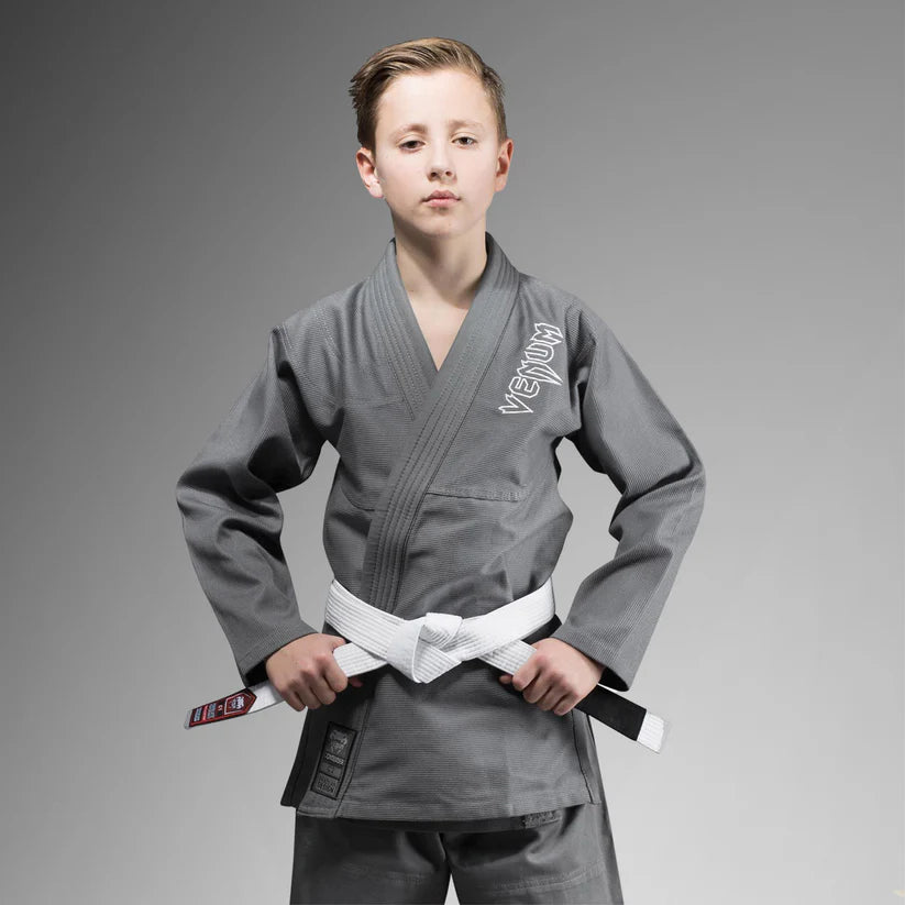 Venum Contender キッズ BJJ 着（無料のホワイトカラーベルト付き）- グリ