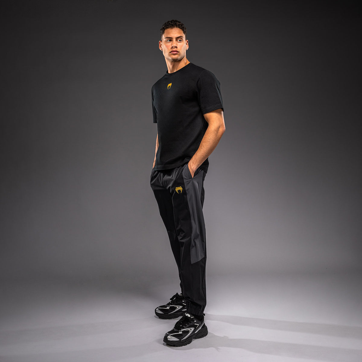 Venum Essential コットンTシャツ - ブラック/ゴールド