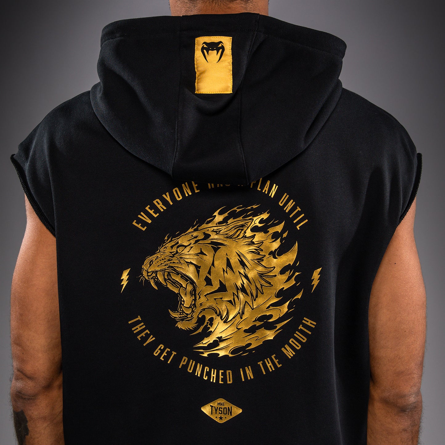Venum x Mike Tyson Tiger ノースリーブパーカー - ブラック/ゴールド