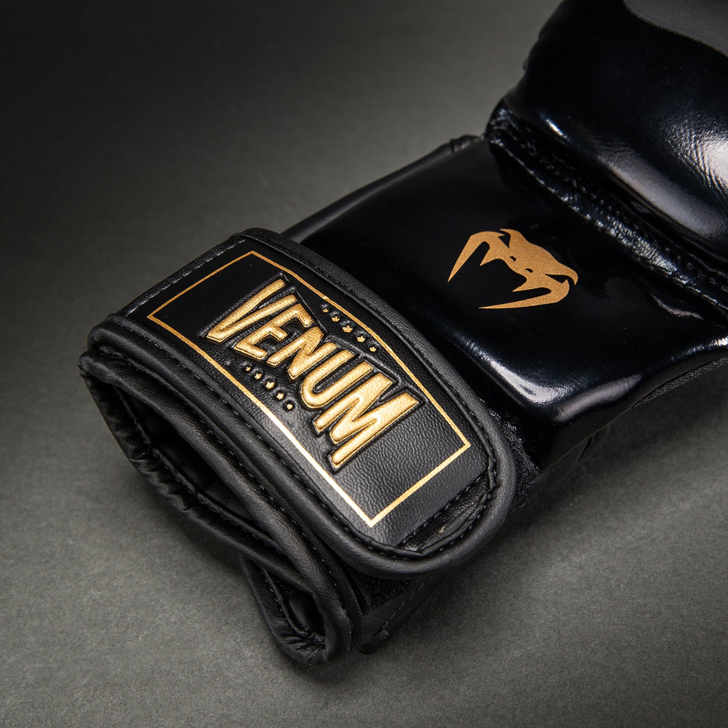 Venum Attack 2.0 スパーリンググローブ – ブラック/ゴールド