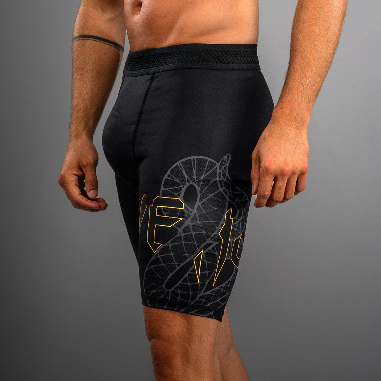 Venum Serpenti Vale Tudo ショーツ – ブラック/シルバー/ゴールド