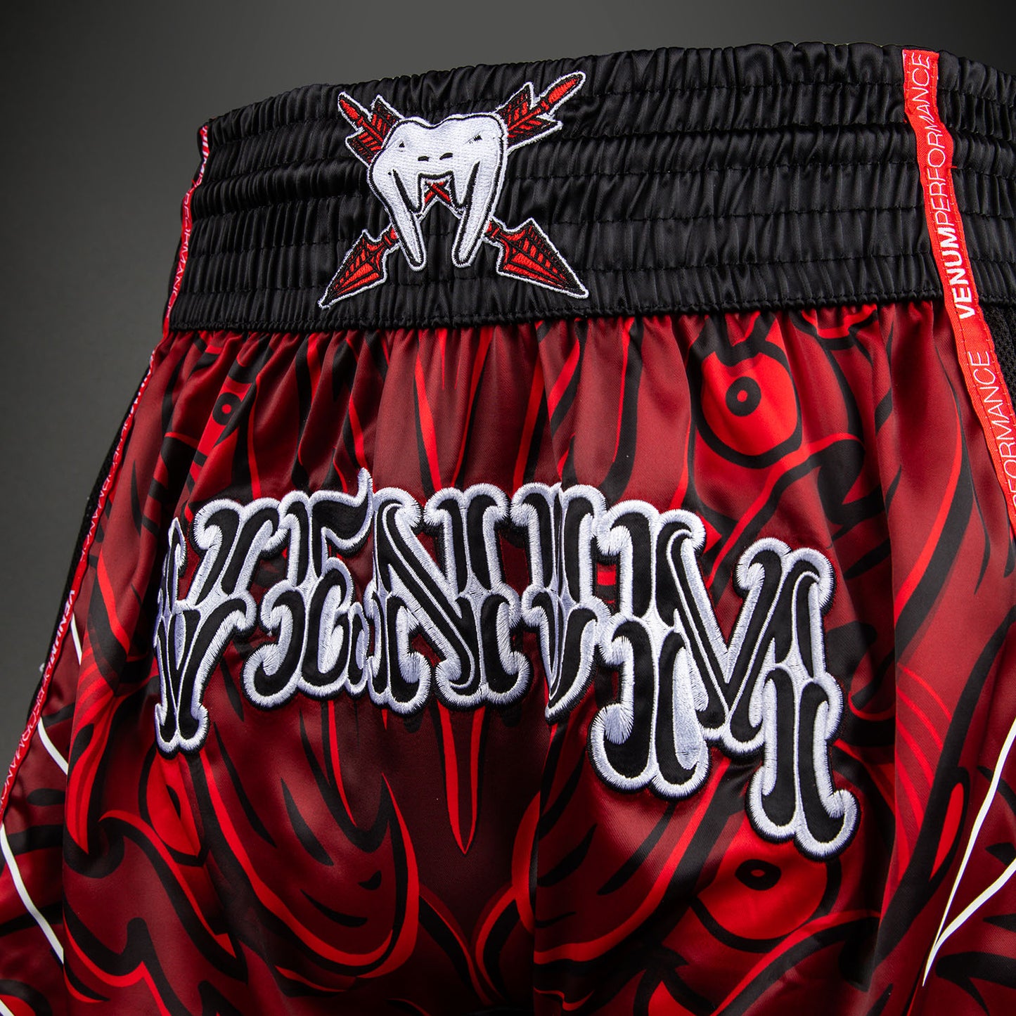 Venum Wolf Atak ムエタイショーツ – ブラック/レッド