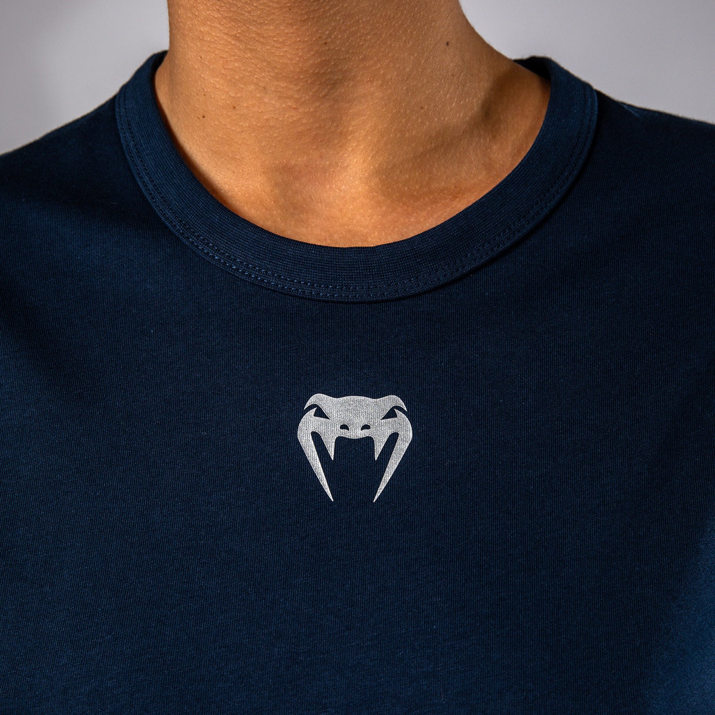 UFC Fusion by Venum Fight Week コットンショートスリーブTシャツ（女性用） - オーシャンブルー
