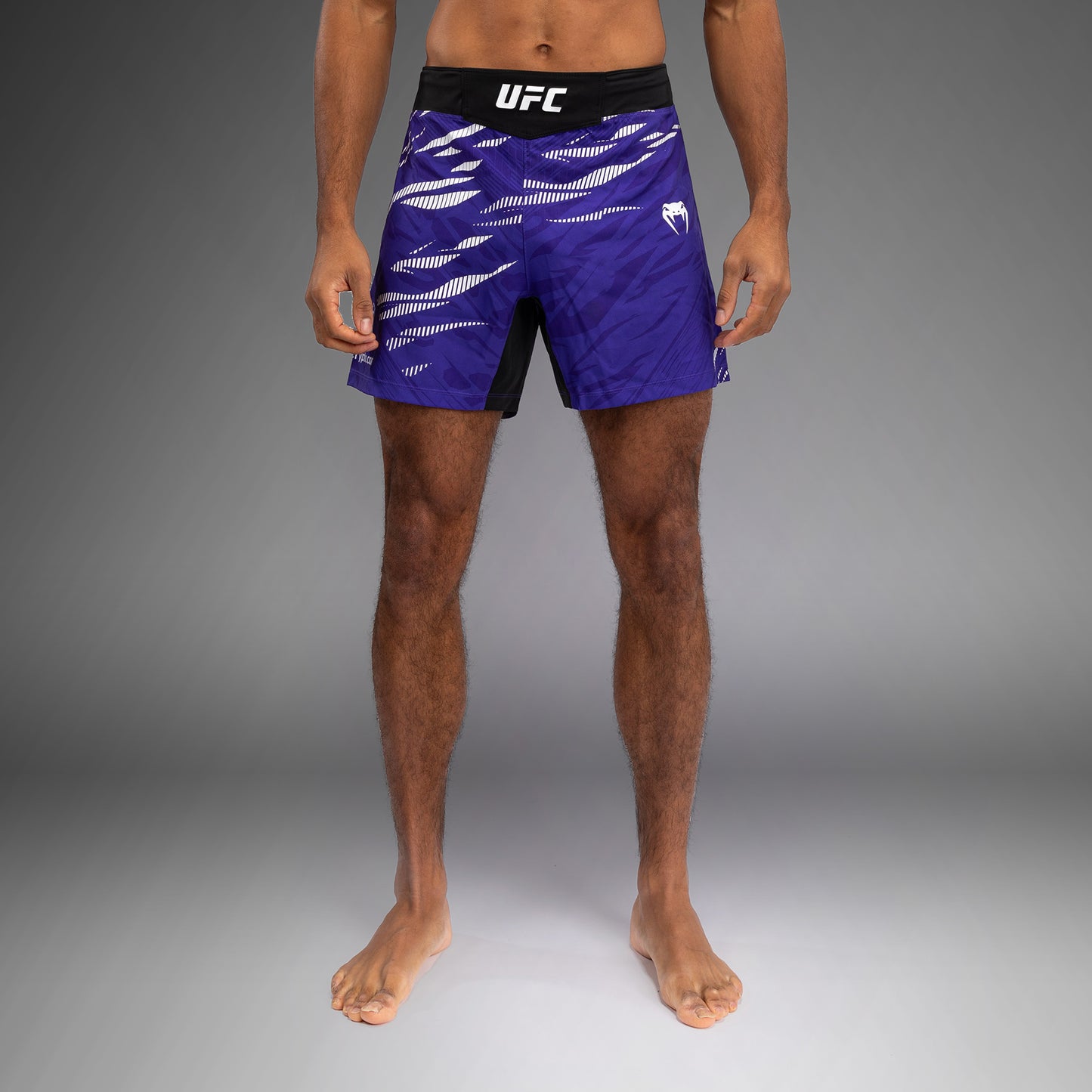 UFC Fusion by Venum Authentic Fight Night レスリングショーツ（男性用、フィットコルト） - パープル