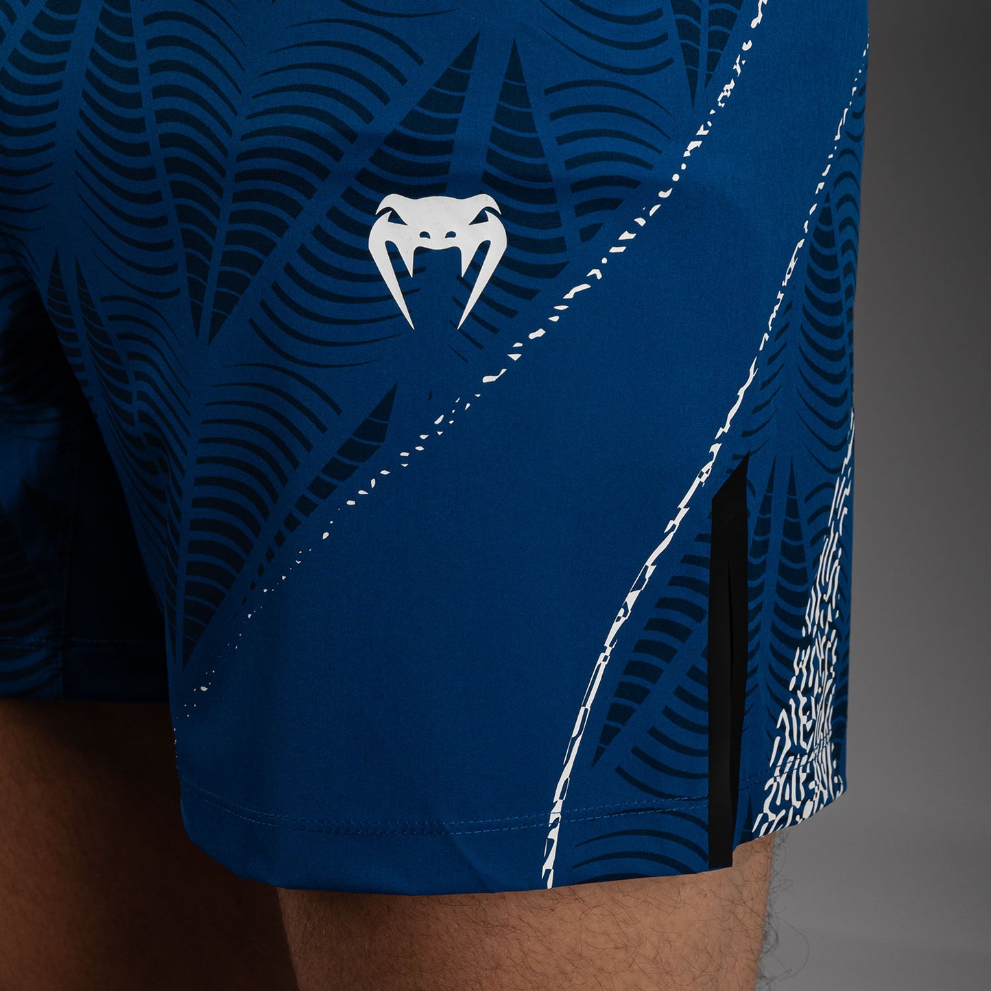 UFC Zenith by Venum Authentic Fight Night ショートフィットファイトショーツ メンズ - ブルー