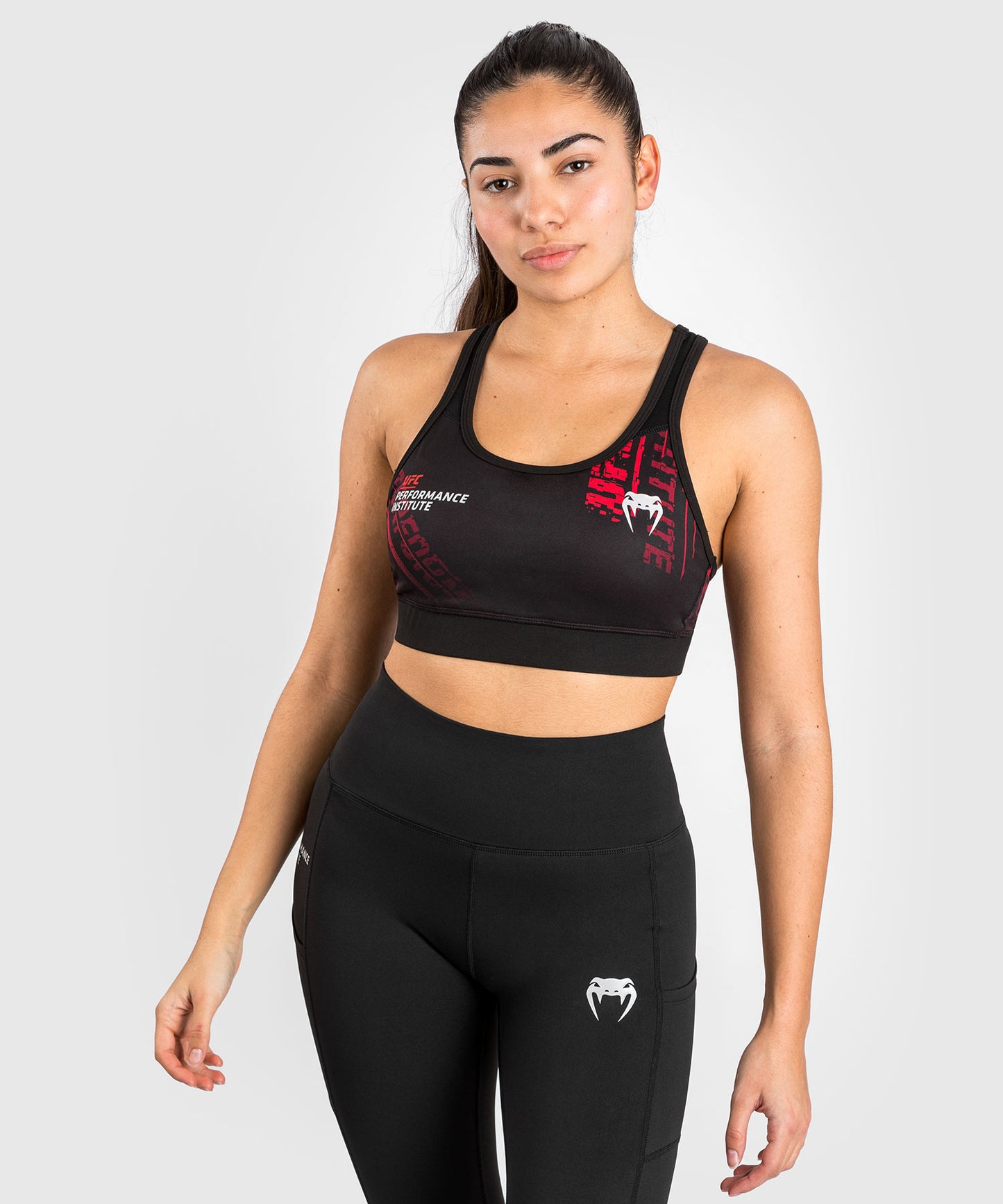 UFC Performance Institute 2.0 女性用スポーツブラ - ブラック／レッド