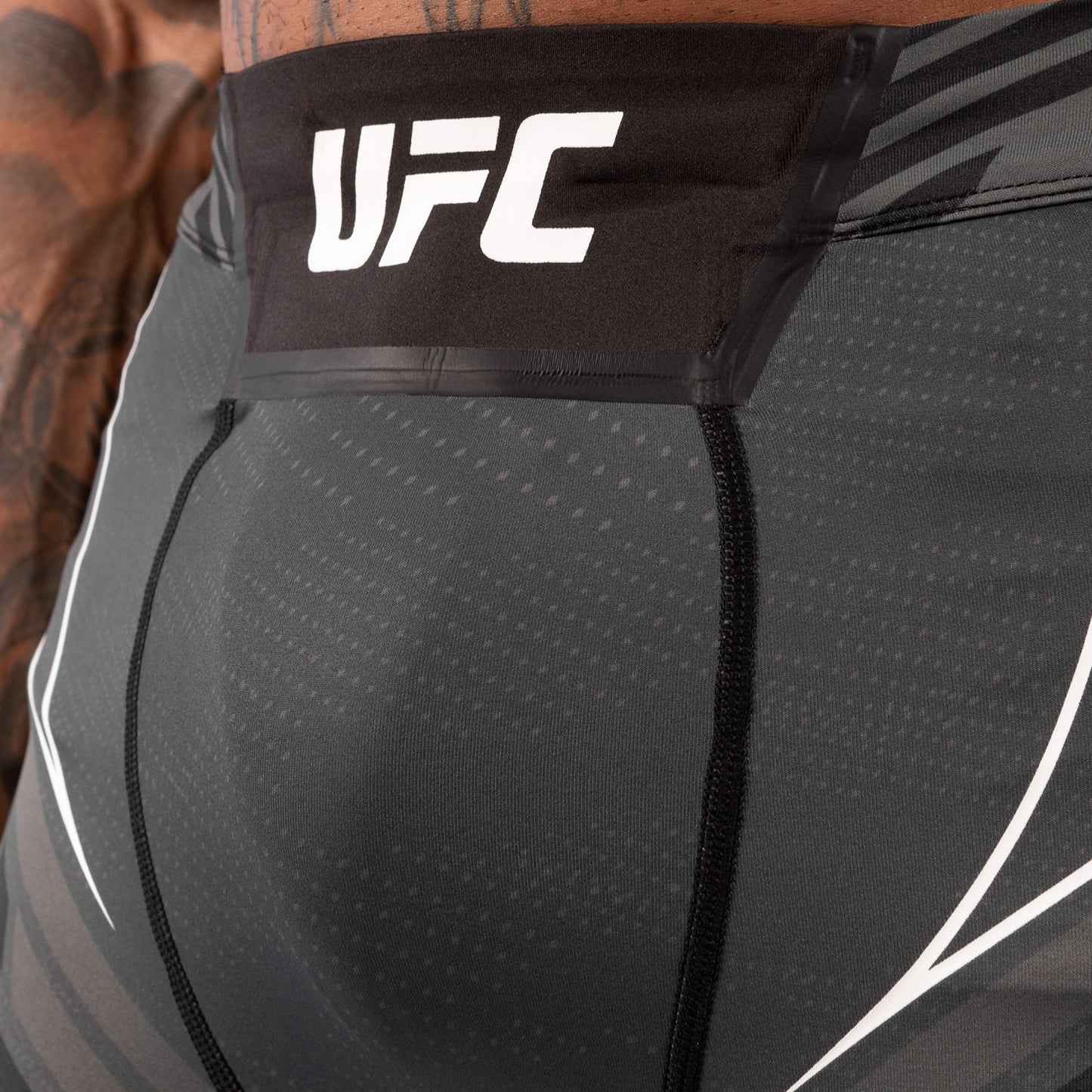 UFC VENUM本格的なファイトナイトメンズ バーリトゥードショート-ロングフィット - 黒