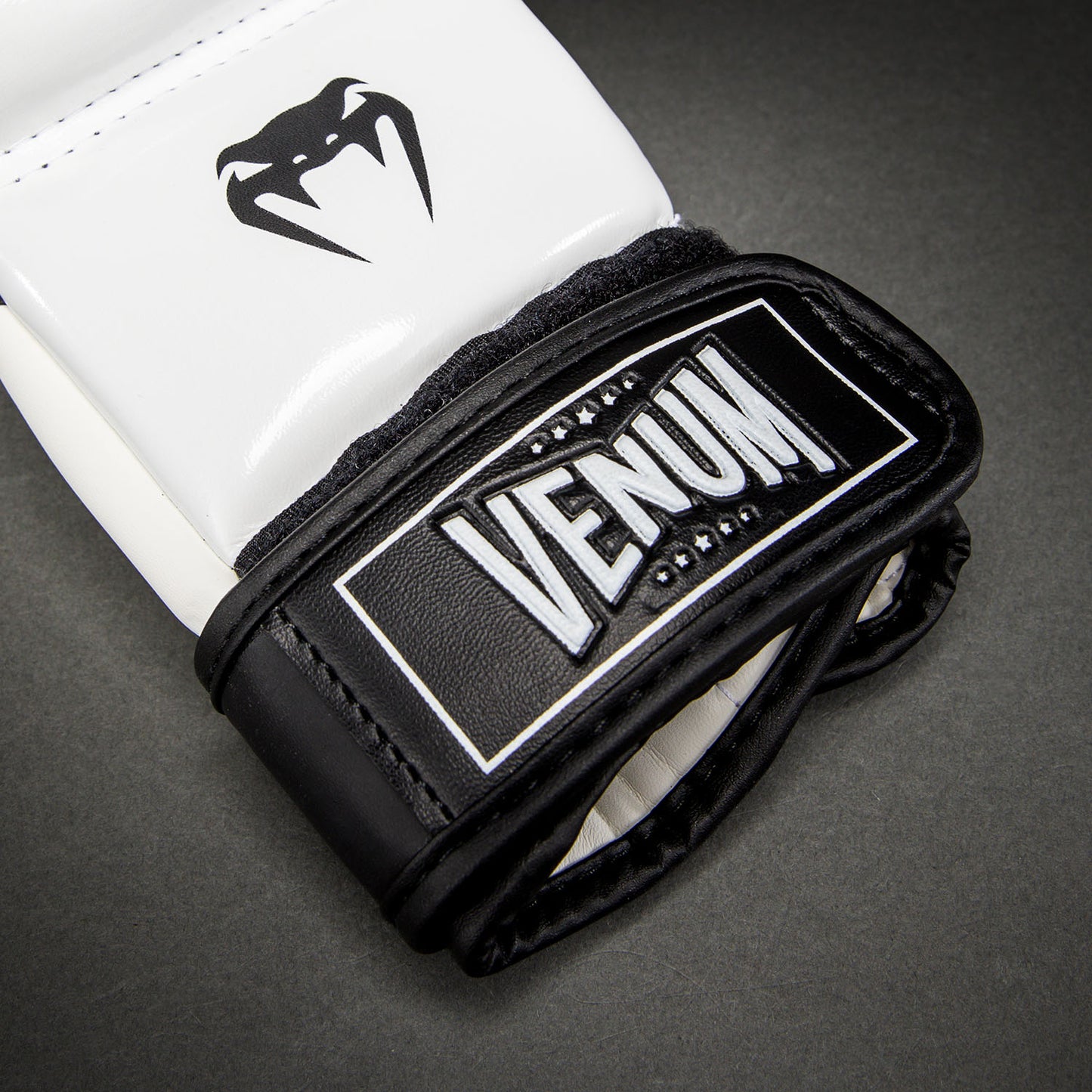 Venum Attack 2.0 スパーリンググローブ – ブラック/ホワイト