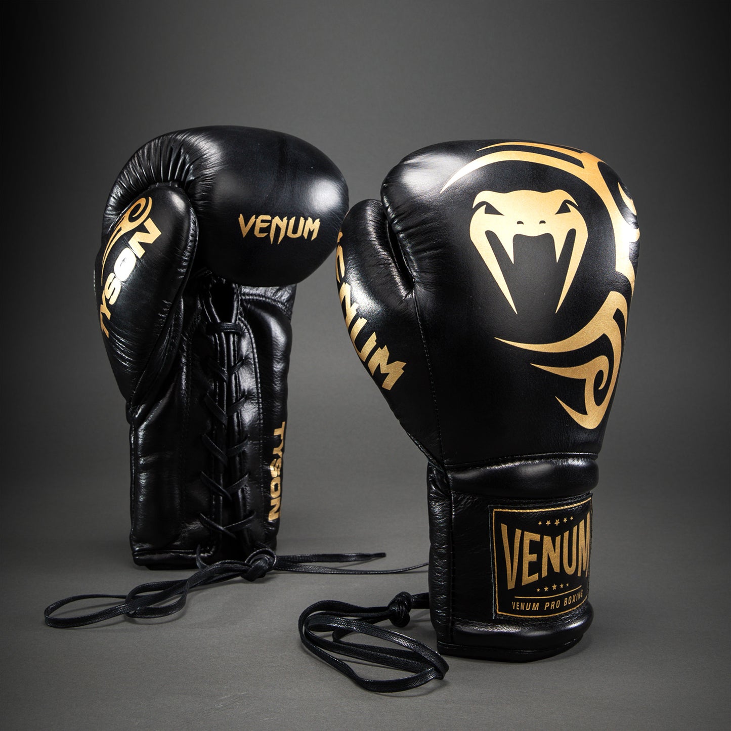 Venum Giant 2.0 Mike Tyson Pro ボクシンググローブ レース付き – ブラック/ゴールド