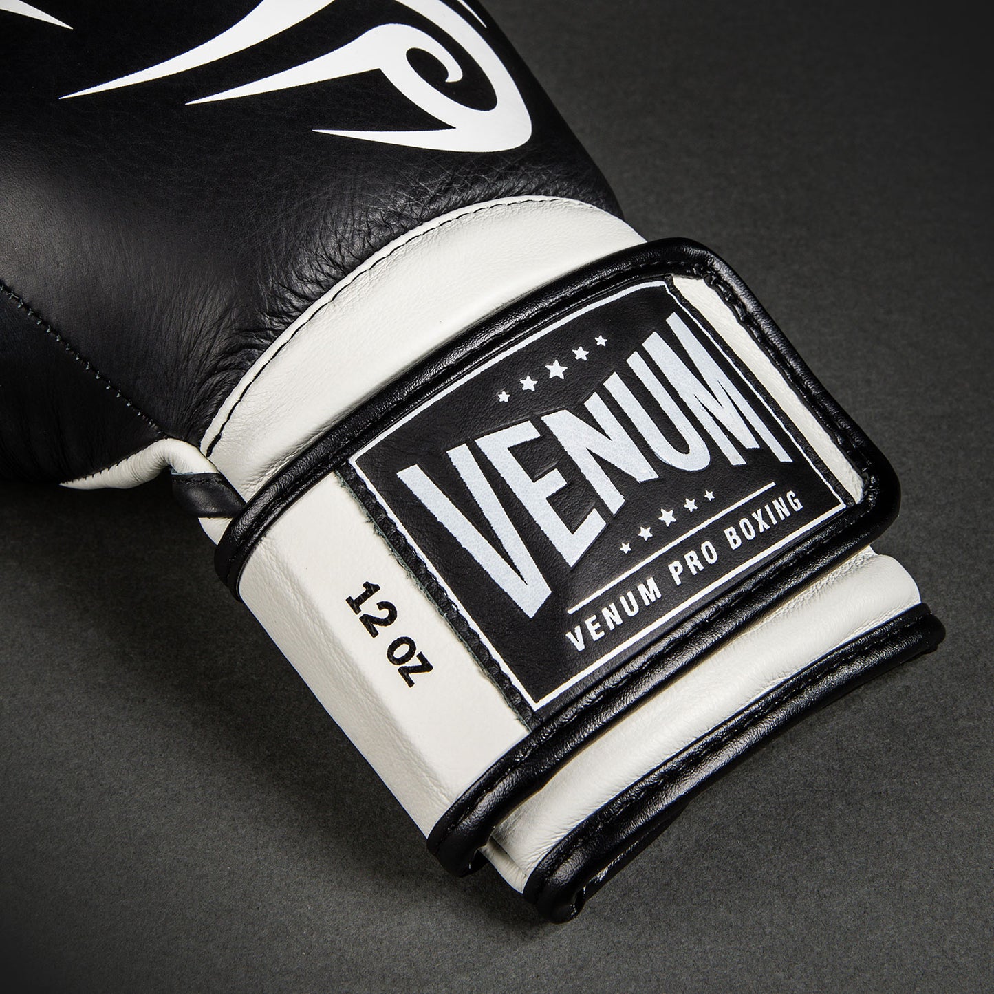 Venum Giant 2.0 Mike Tyson Pro ボクシンググローブ - ディープブラック/オプティカルホワイト