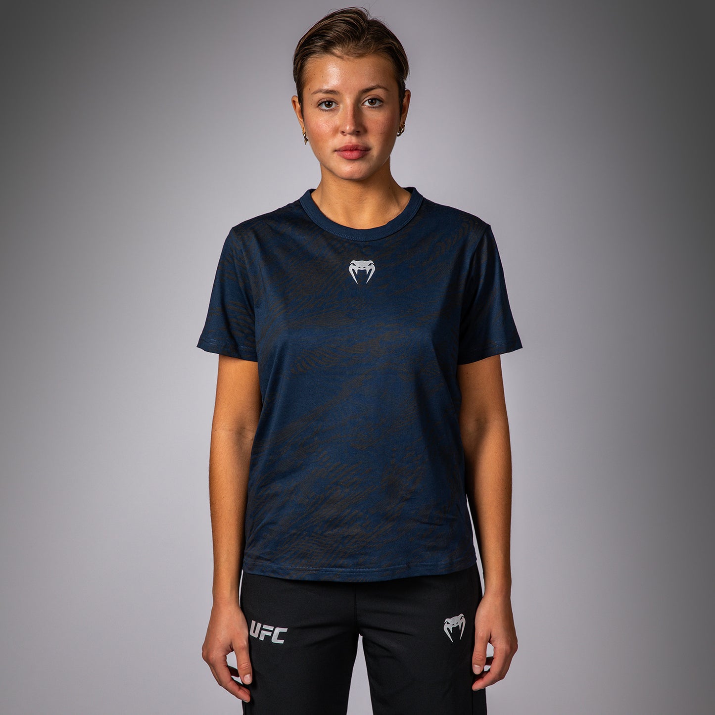 UFC Fusion by Venum Fight Week コットンショートスリーブTシャツ（女性用） - オーシャニックブルー