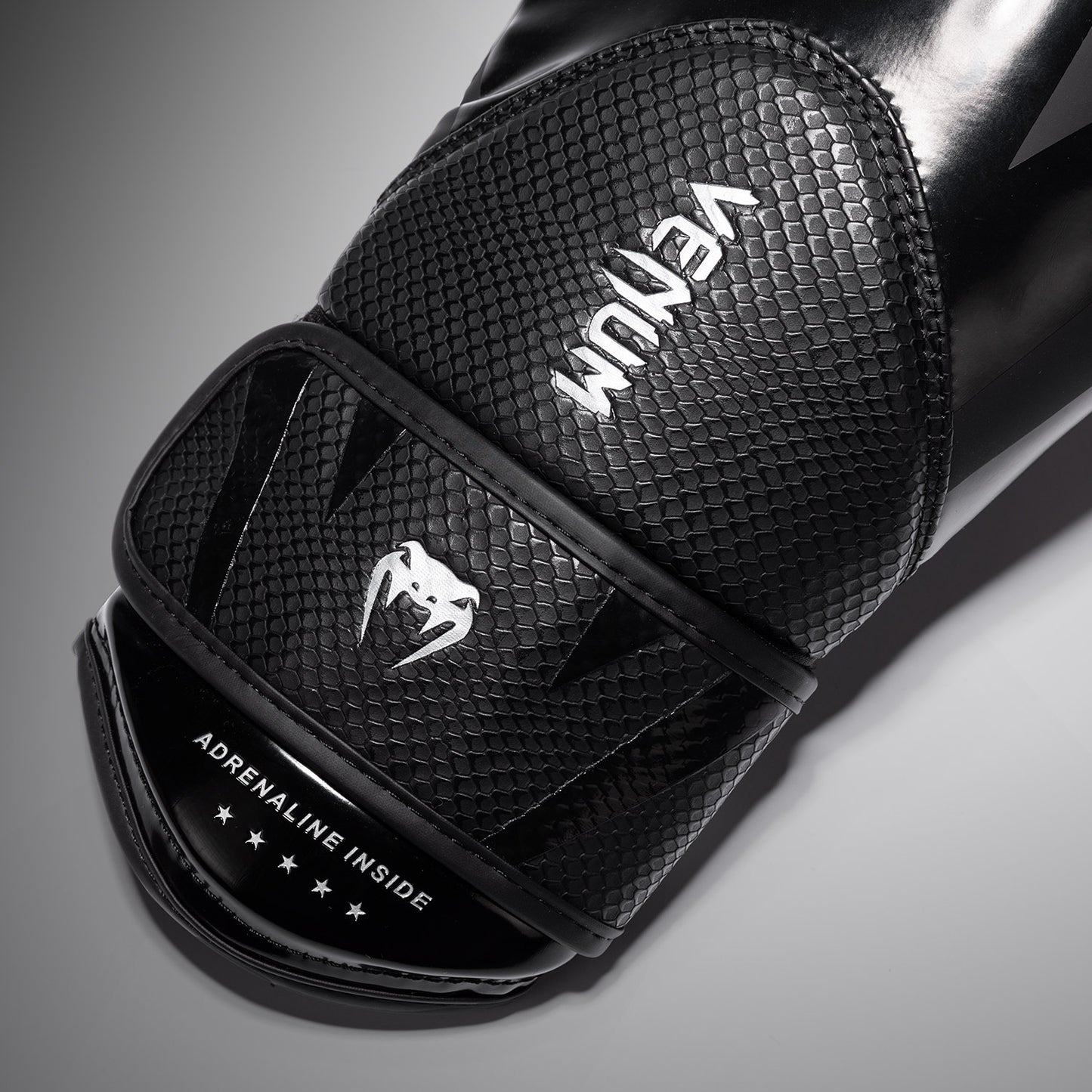 Venum Challenger 4.0 Scales ボクシンググローブ – ブラック