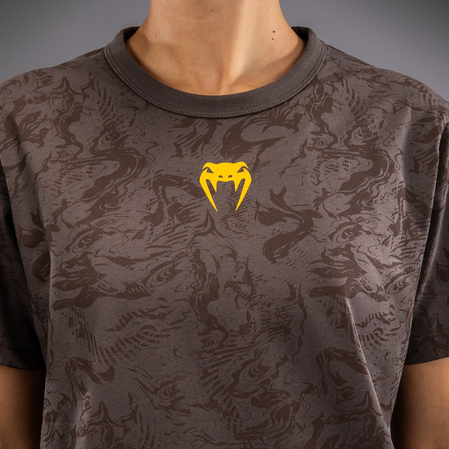 UFC Fusion by Venum Fight Week コットンショートスリーブTシャツ（女性用） - アーセンブラウン