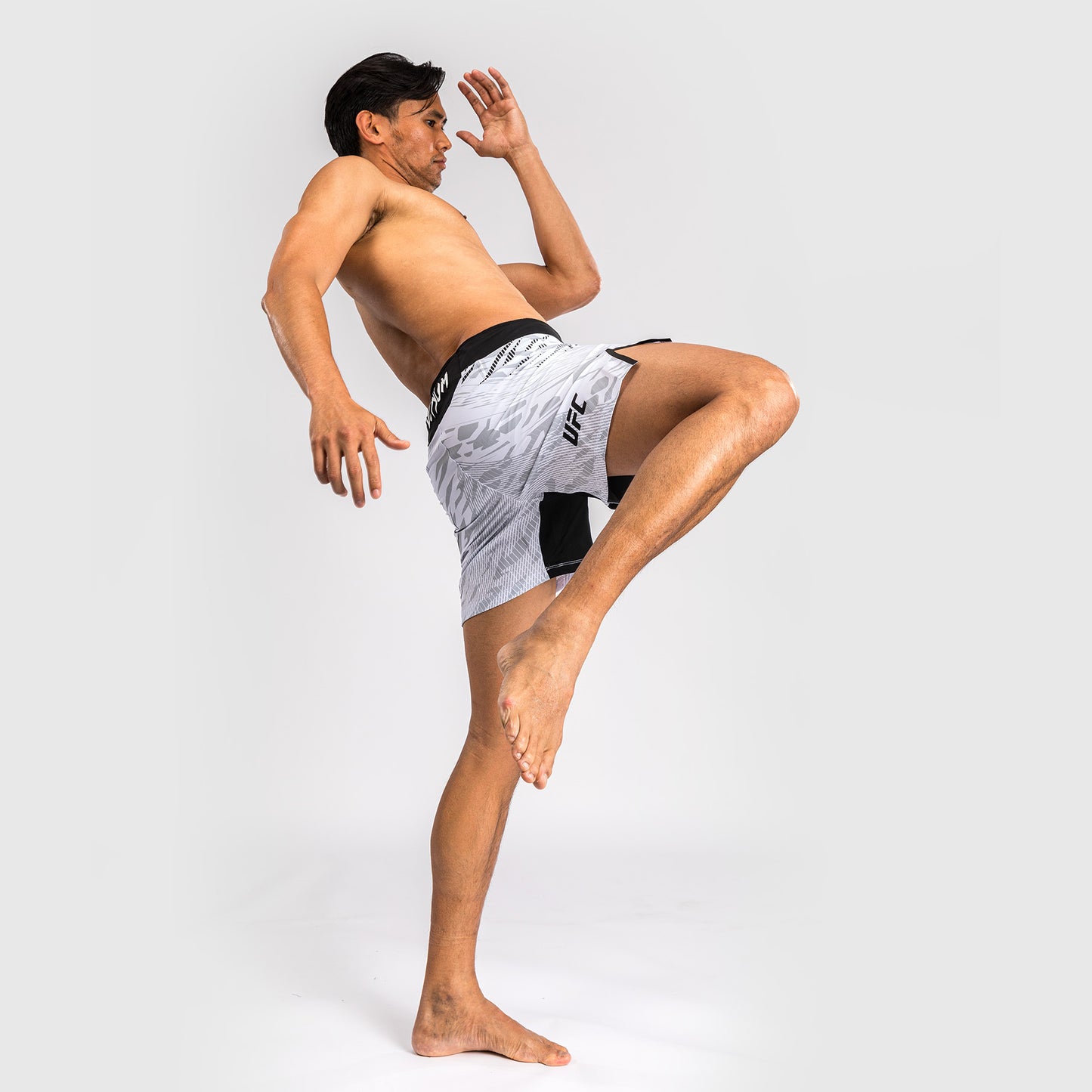 UFC Fusion by Venum Authentic Fight Night レスリングショーツ（男性用、フィットコルト） - ホワイト