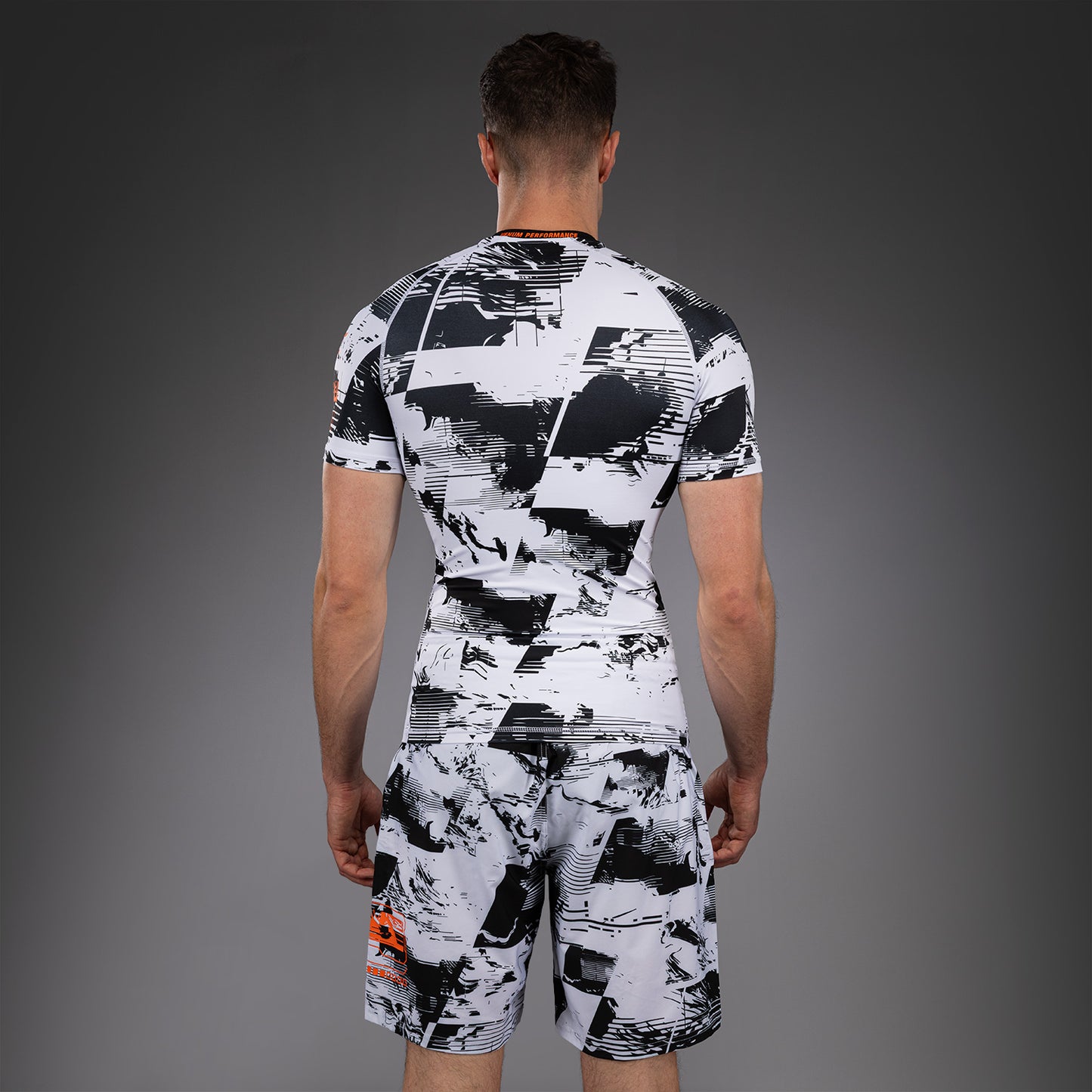 UFC Zenith by Venum Authentic Fight Week パフォーマンス半袖ラッシュガード メンズ - ホワイト