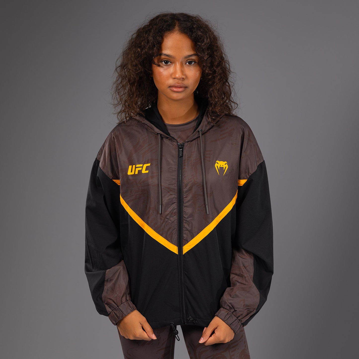UFC Fusion by Venum Fight Week ジップ付きスウェットシャツ（女性用） - アーセンブラウン