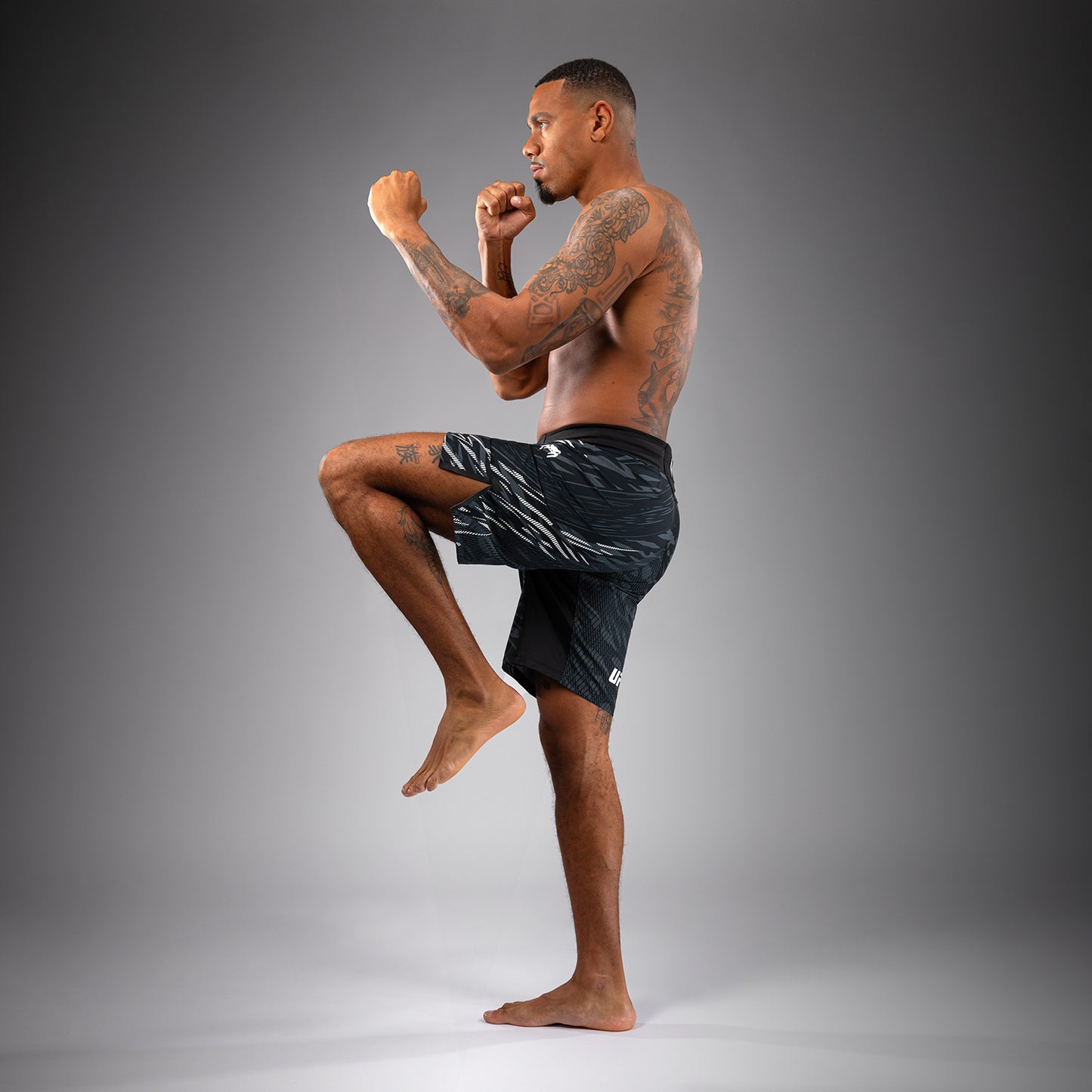 UFC Fusion by Venum Authentic Fight Night レスリングショーツ（男性用、フィットラルゴ） - ブラック