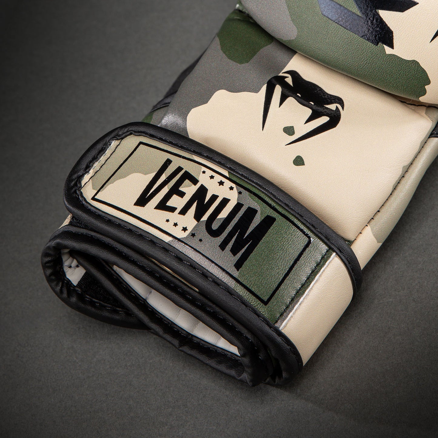 Venum Elite カモ スパーリンググローブ - カーキ/オフホワイト