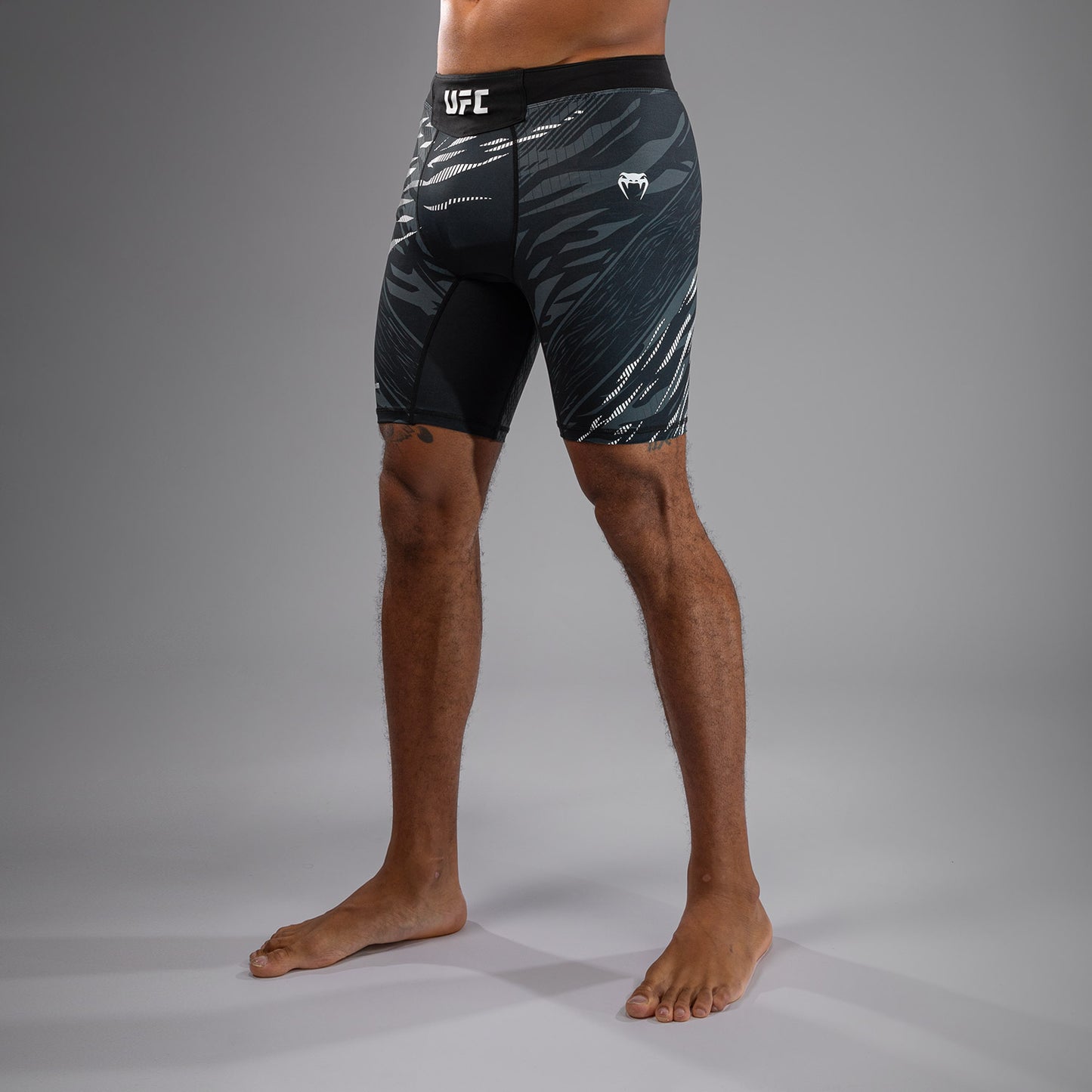 UFC Fusion by Venum Authentic Fight Night ヴァレトゥードショーツ（男性用） - ブラック