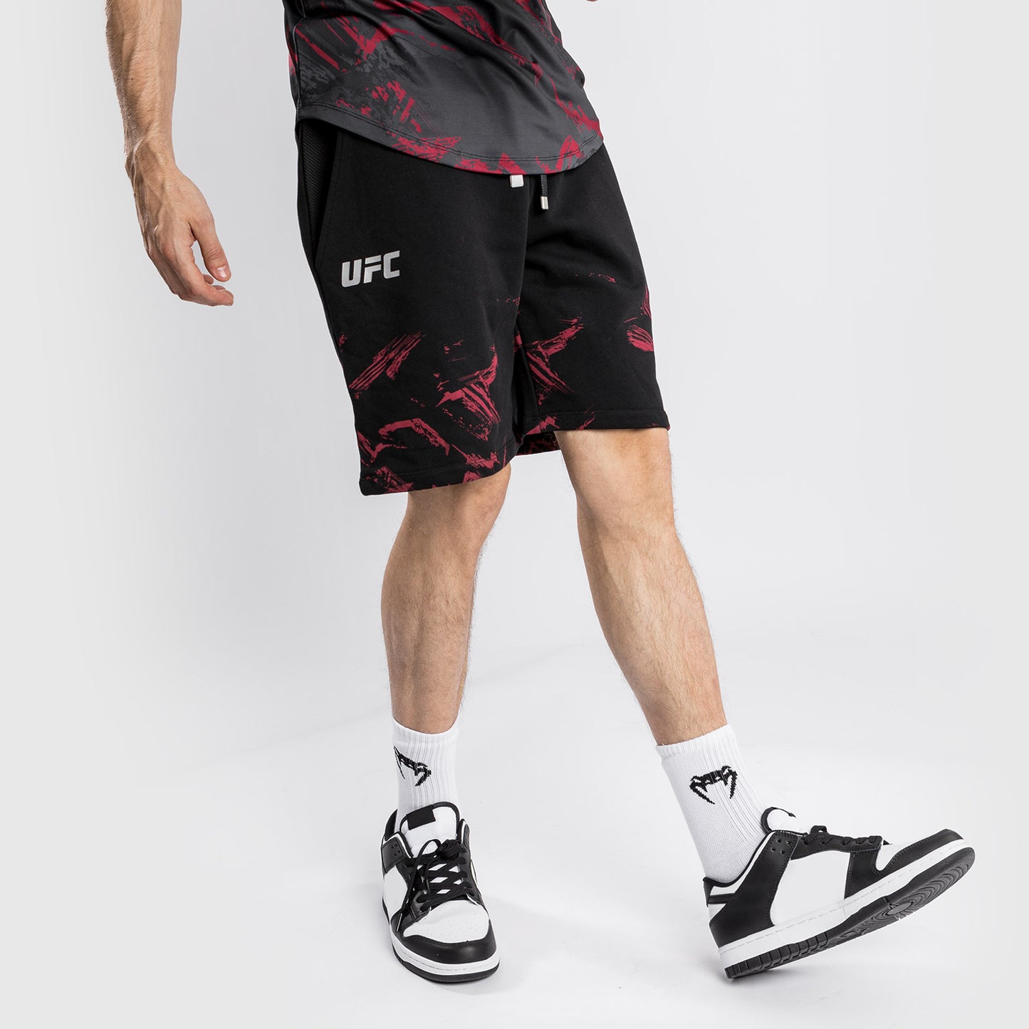 Venum UFC Authentic Fight Week メンズ 2.0 ショーツ – ブラック/レッド