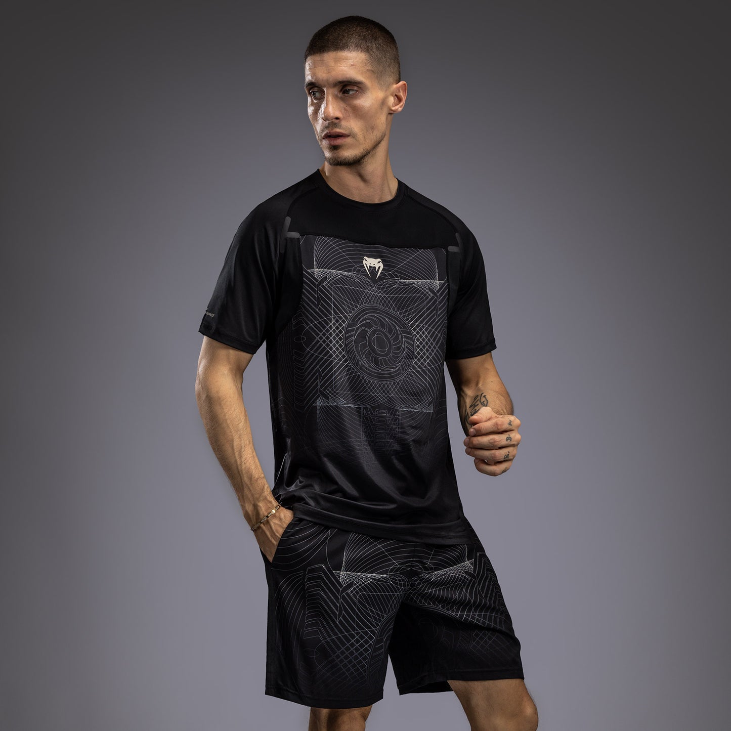 Venum G-Fit Air ドライテックTシャツ メンズ - ディープブラック/デザートサンド