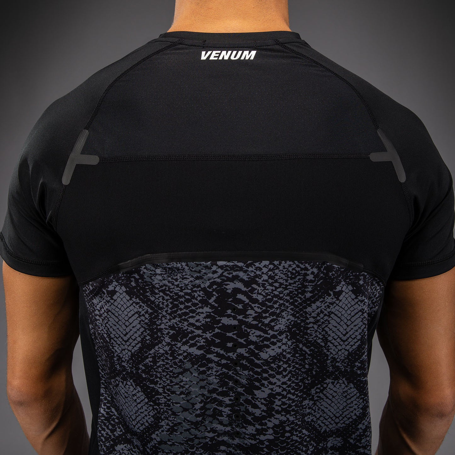 Venum G-Fit Scales ドライテックTシャツ – ブラック/チャコールグレー