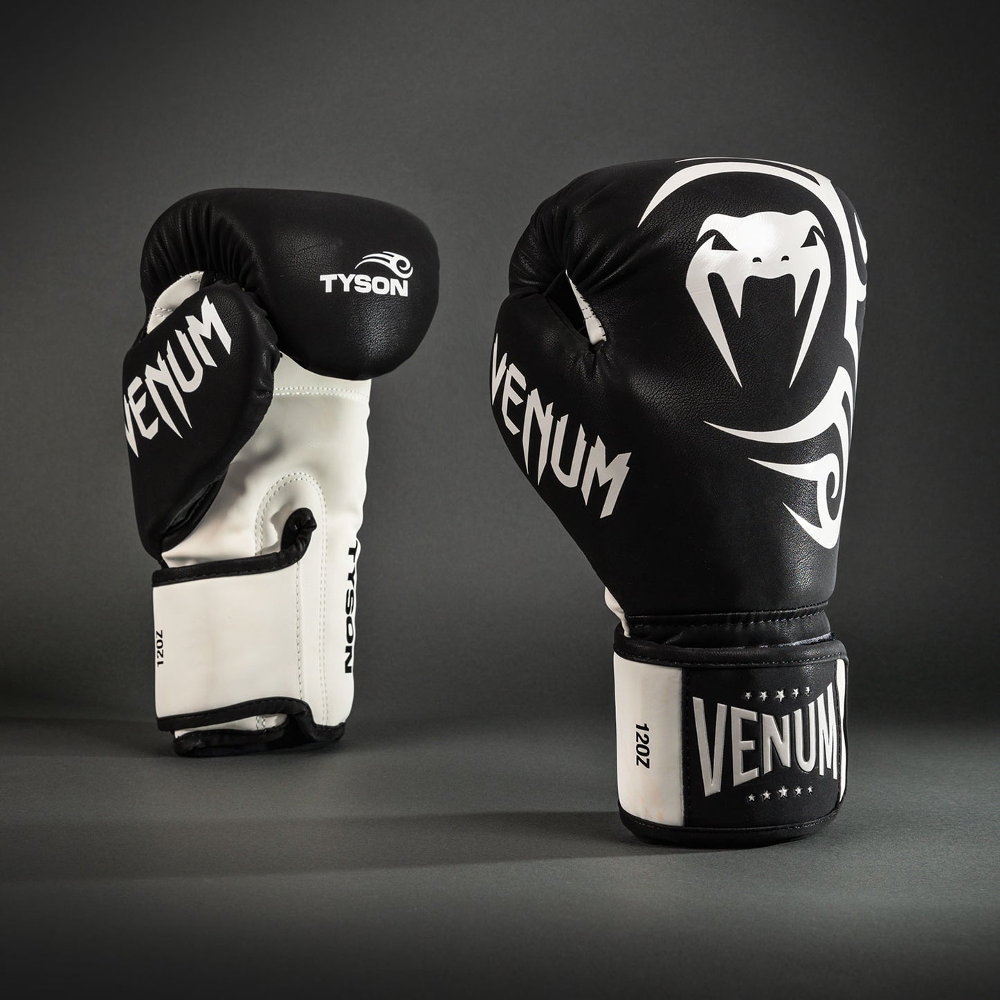 Venum Mike Tyson Replica ボクシンググローブ - ディープブラック/オプティカルホワイト