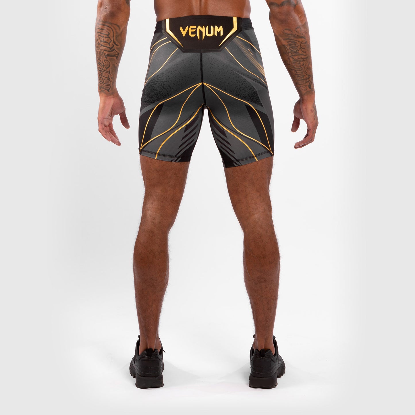 UFC VENUM本格的なファイトナイトメンズ バーリトゥードショート-ロングフィット - 黒