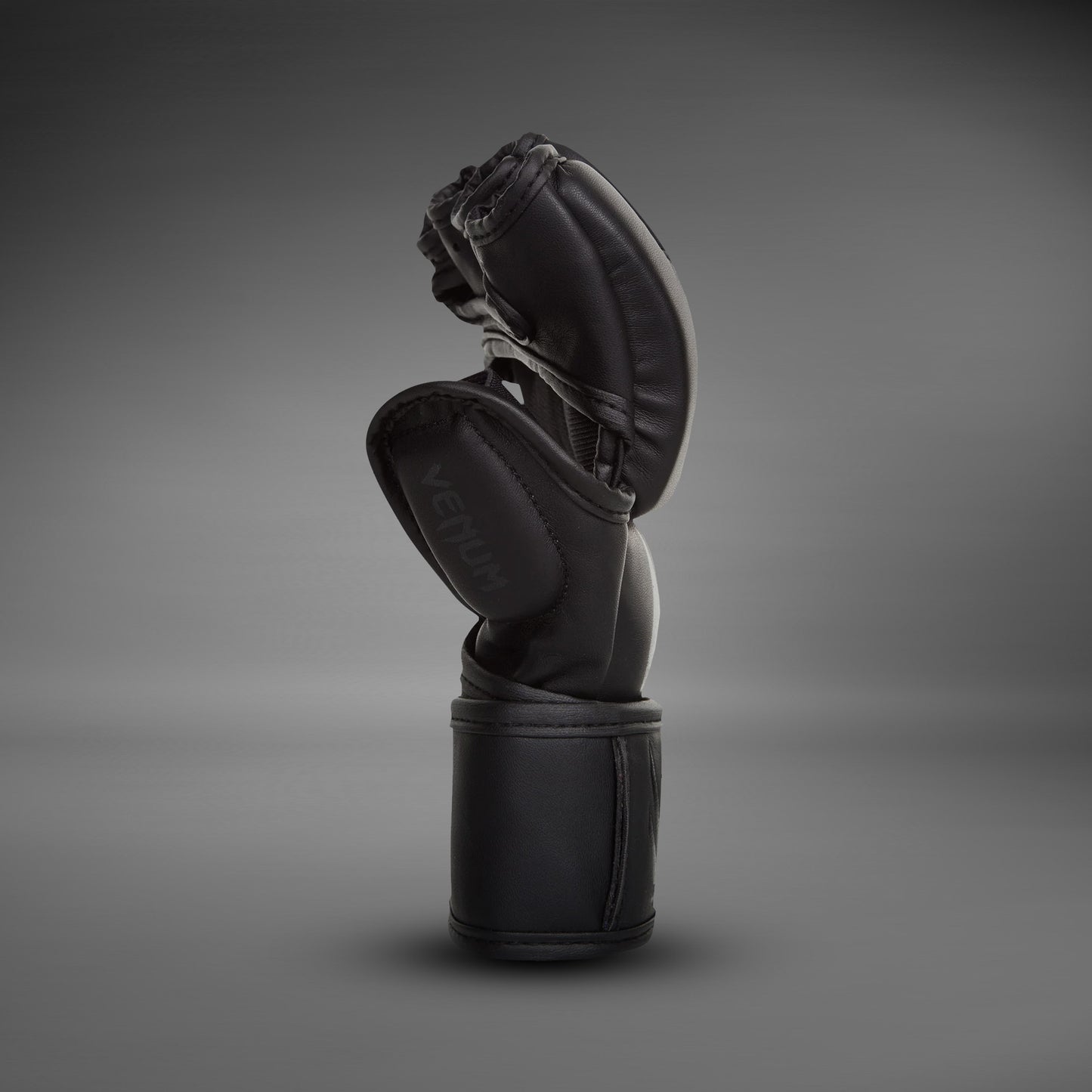 Venum Challenger MMA グローブ - マット/ブラック