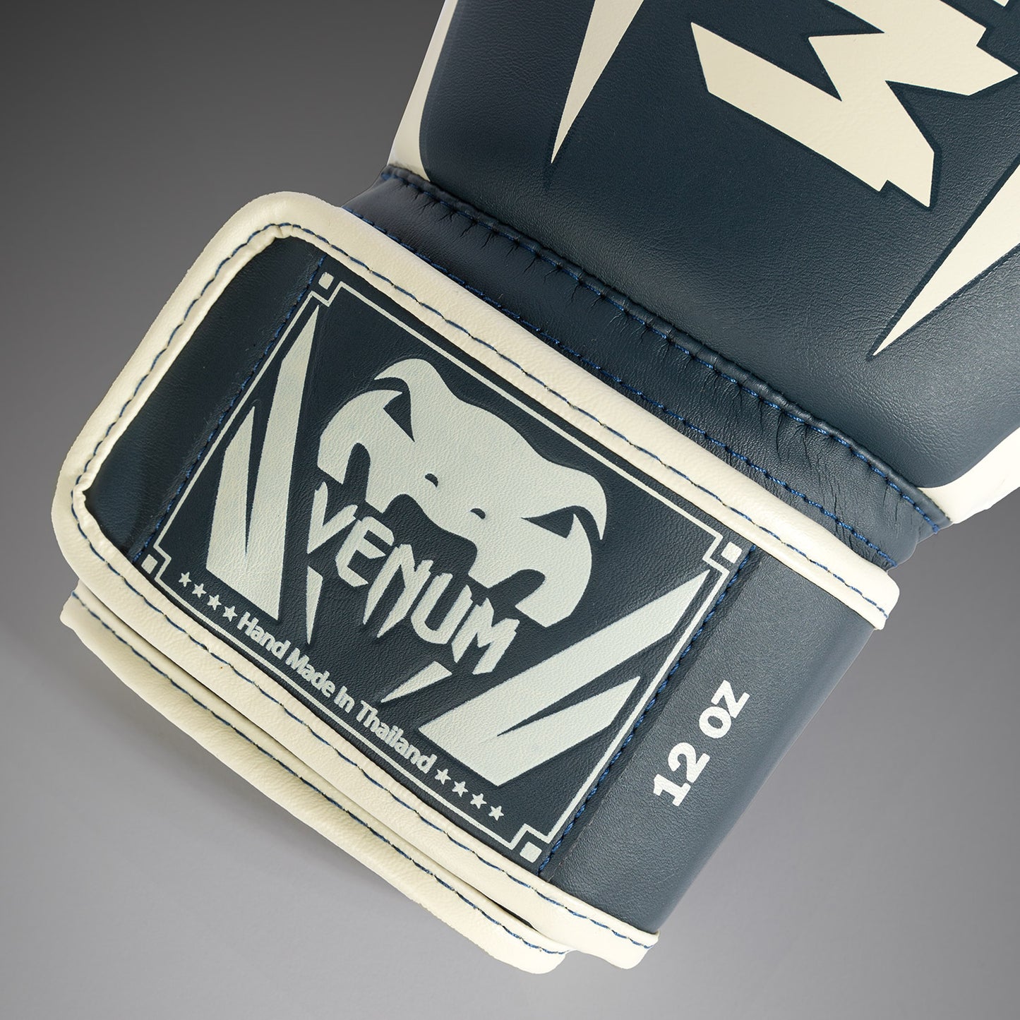 Venum Elite ボクシンググローブ：ホワイト／ネイビーブルー
