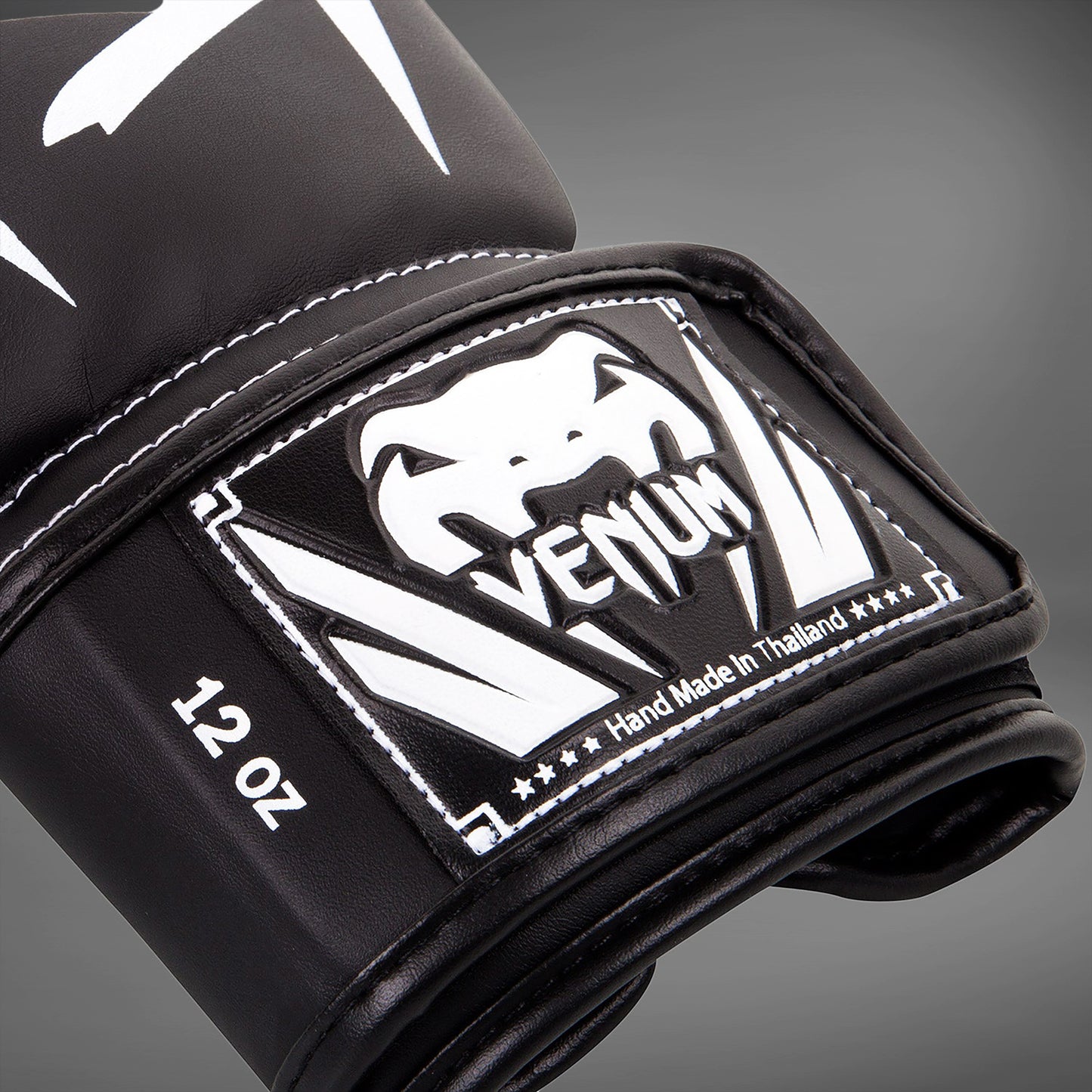 Venum Elite ボクシンググローブ：ブラック／ホワイト