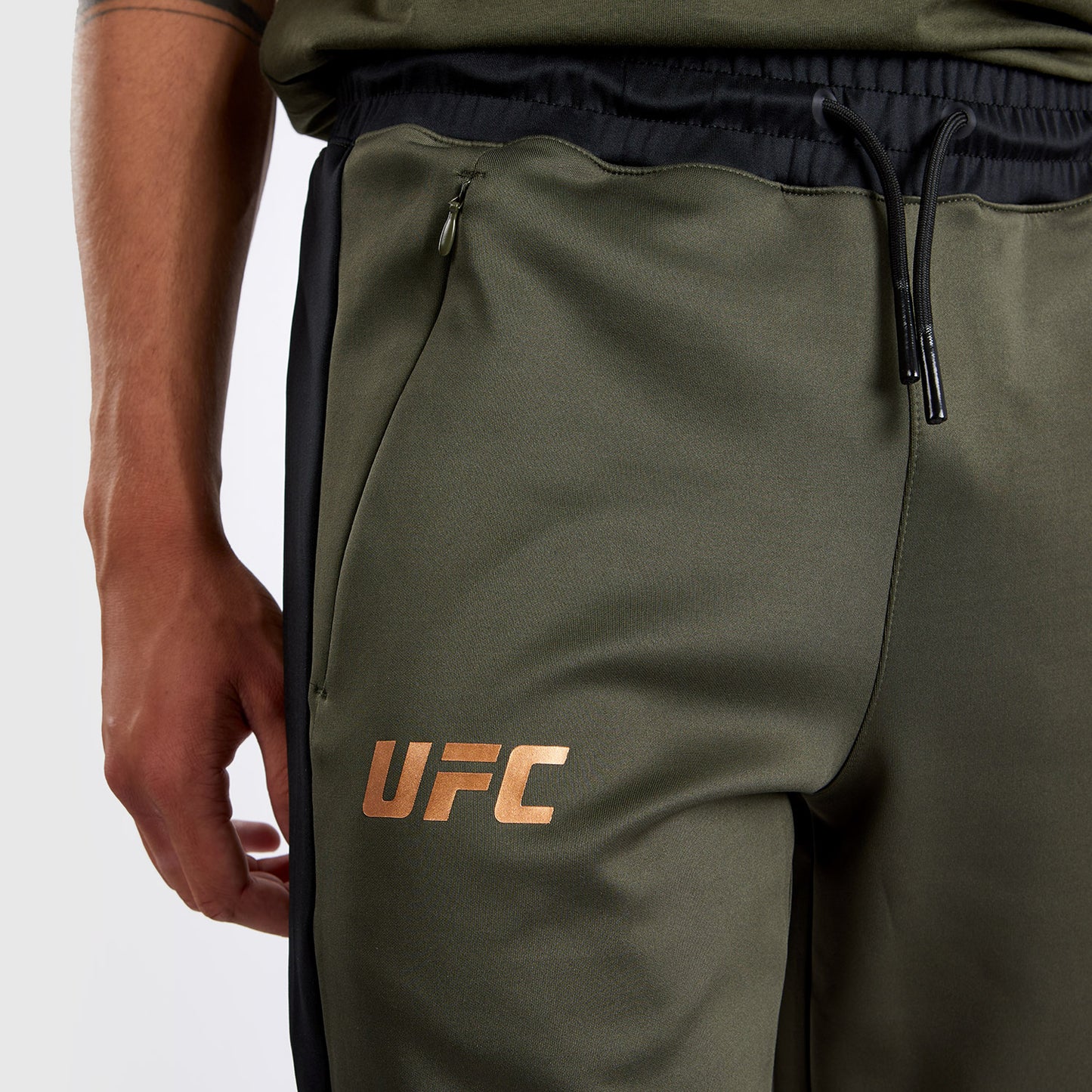UFC Adrenaline by Venum Fight Week メンズ・パフォーマンス・ジョギング・パンツ（カーキ／ブロンズ