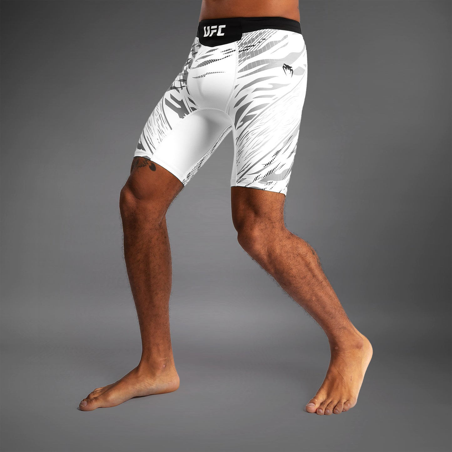 UFC Fusion by Venum Authentic Fight Night ヴァレトゥードショーツ（男性用） - ホワイト