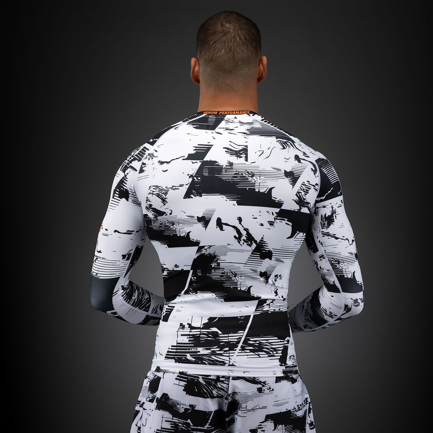 UFC Zenith by Venum Authentic Fight Week パフォーマンス長袖ラッシュガード メンズ - ホワイト