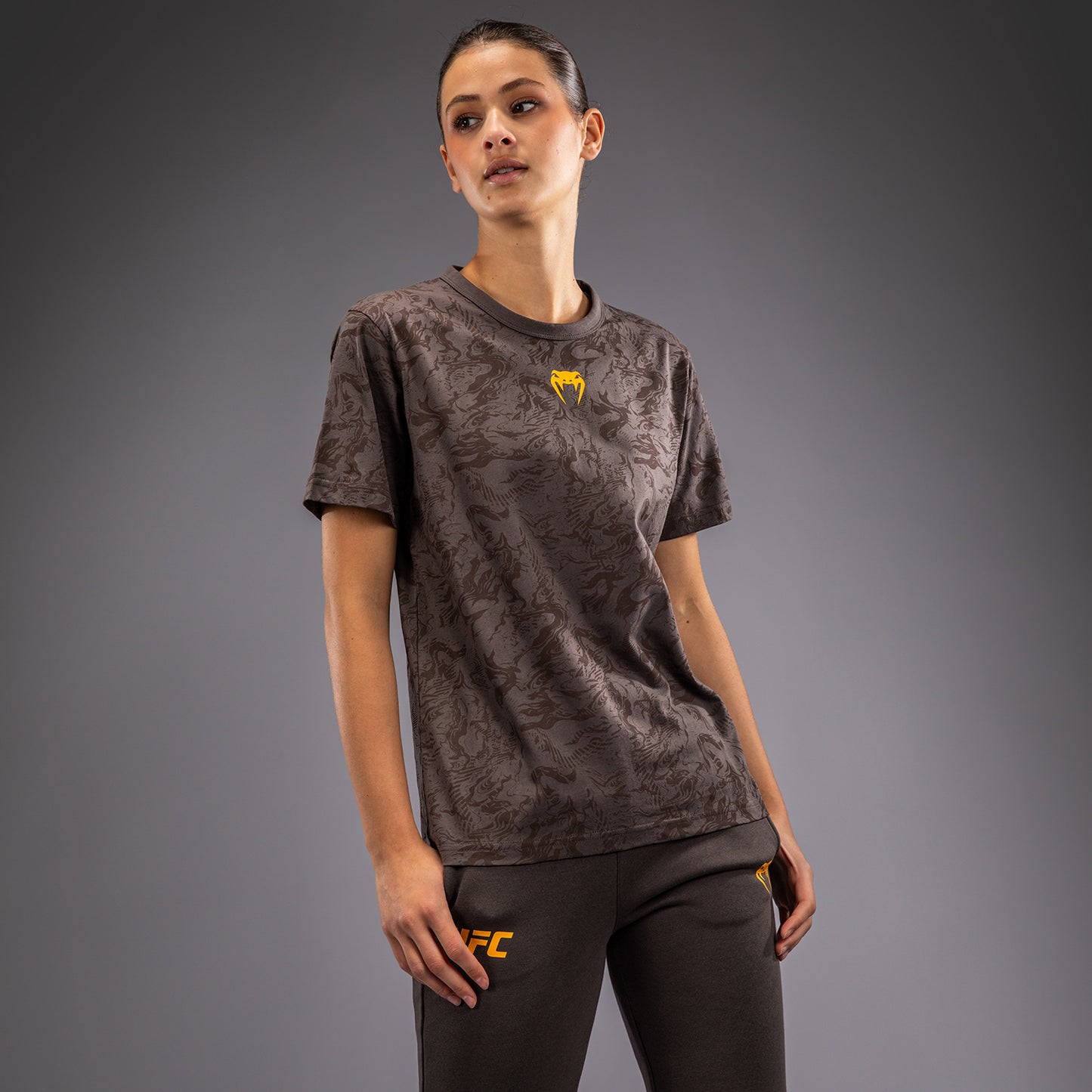 UFC Fusion by Venum Fight Week コットンショートスリーブTシャツ（女性用） - アーセンブラウン