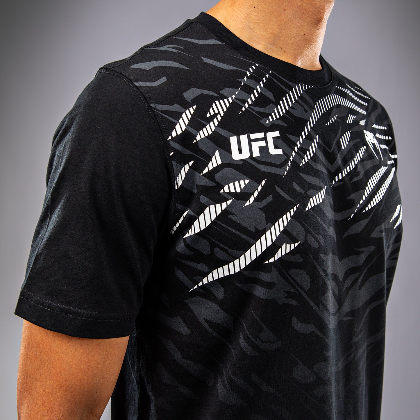 UFC Fusion by Venum Replica ショートスリーブTシャツ（男性用） - ブラック