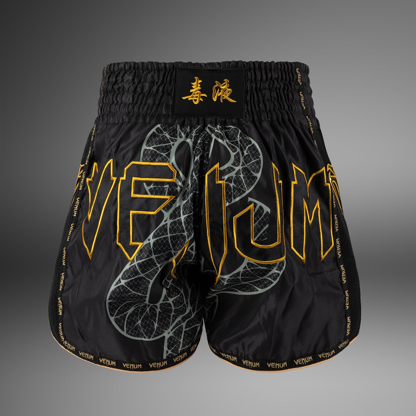 Venum Serpenti ムエタイショーツ – ブラック/シルバー/ゴールド