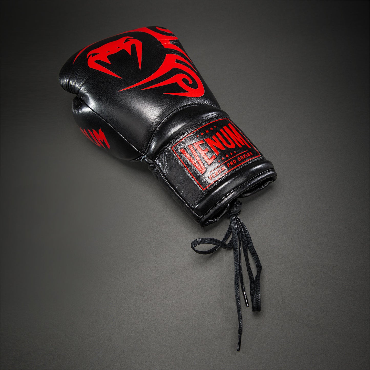 Venum Giant 2.0 Mike Tyson Pro ボクシンググローブ レース付き – ブラック/レッド