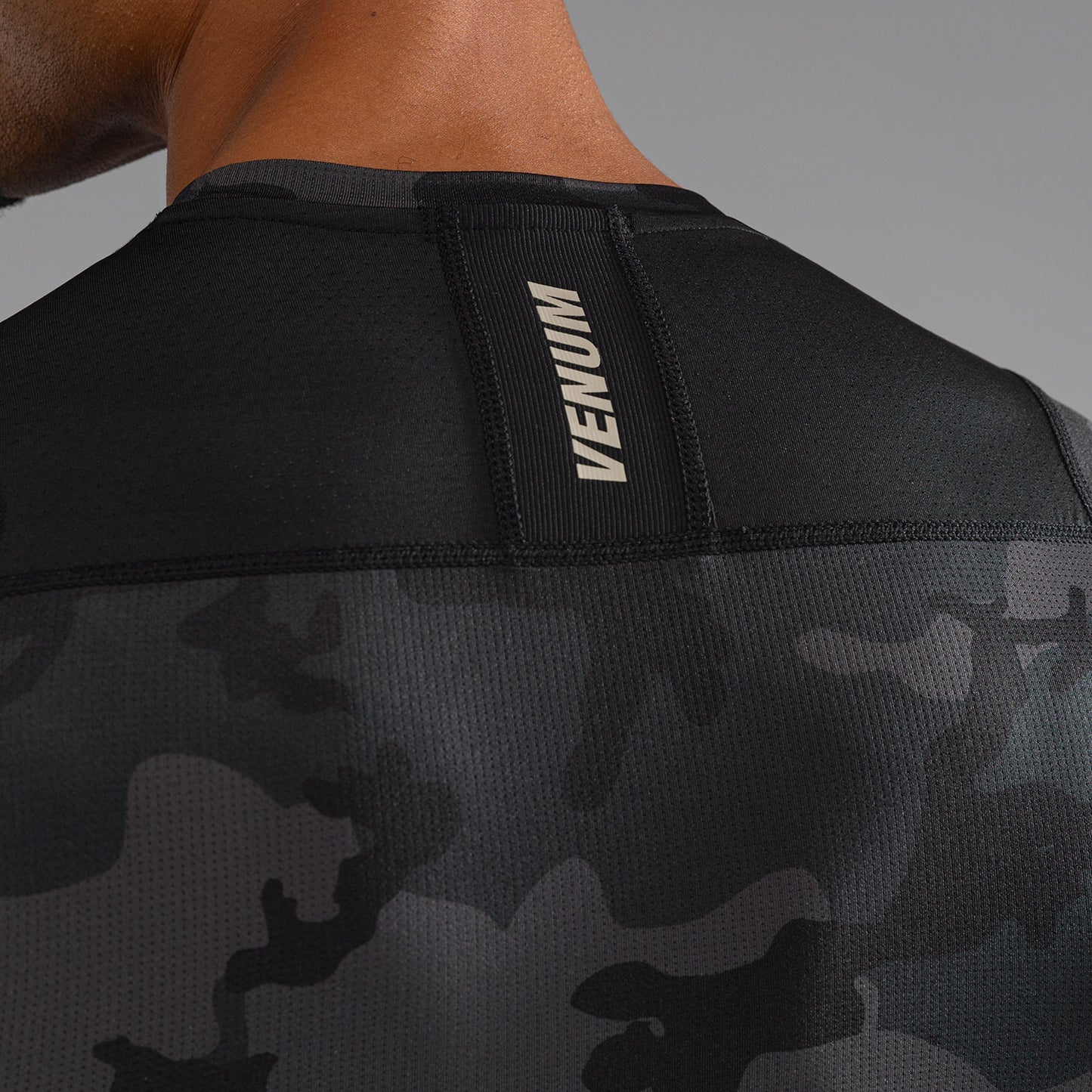 Venum G-Fit Air 半袖ラッシュガード メンズ - デジタルアーバンカモ