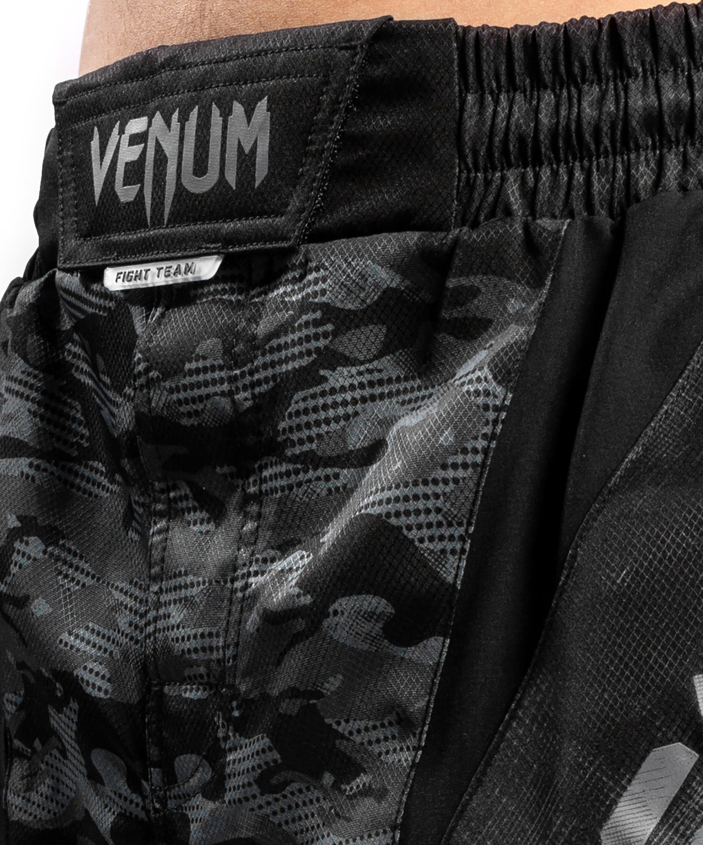 Venum Defender ファイトショーツ - ダーク・カモ