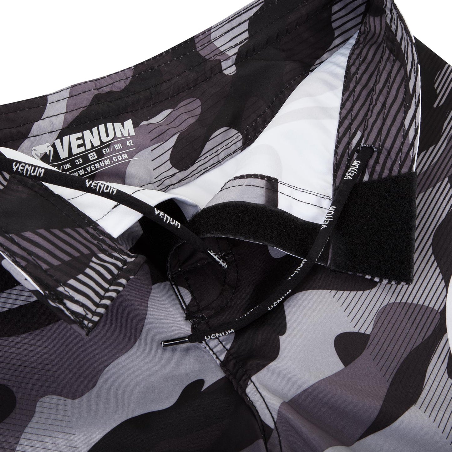 Venum Camo Hero ファイトショーツ - ホワイト/ブラック