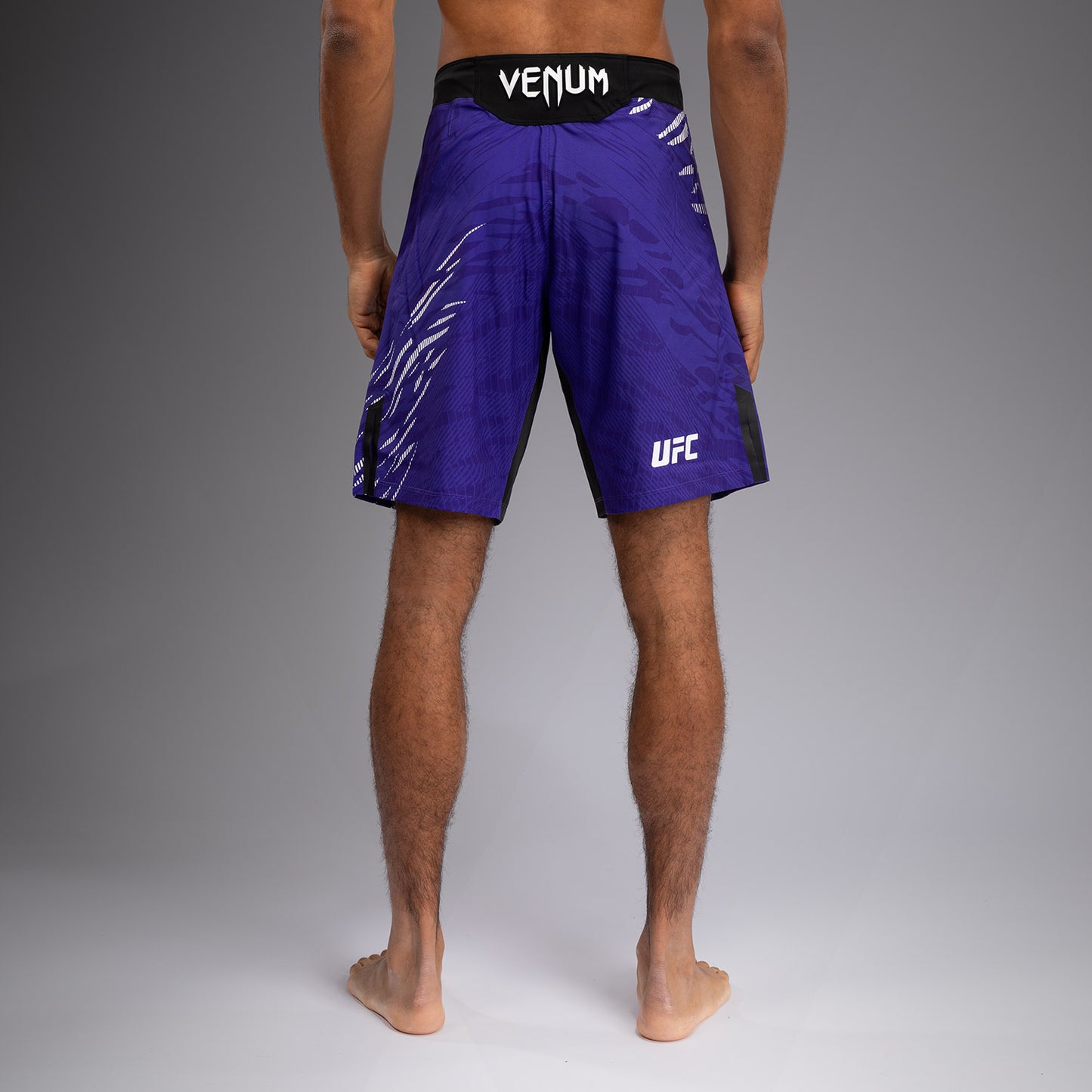 UFC Fusion by Venum Authentic Fight Night レスリングショーツ（男性用、フィットラルゴ） - パープル
