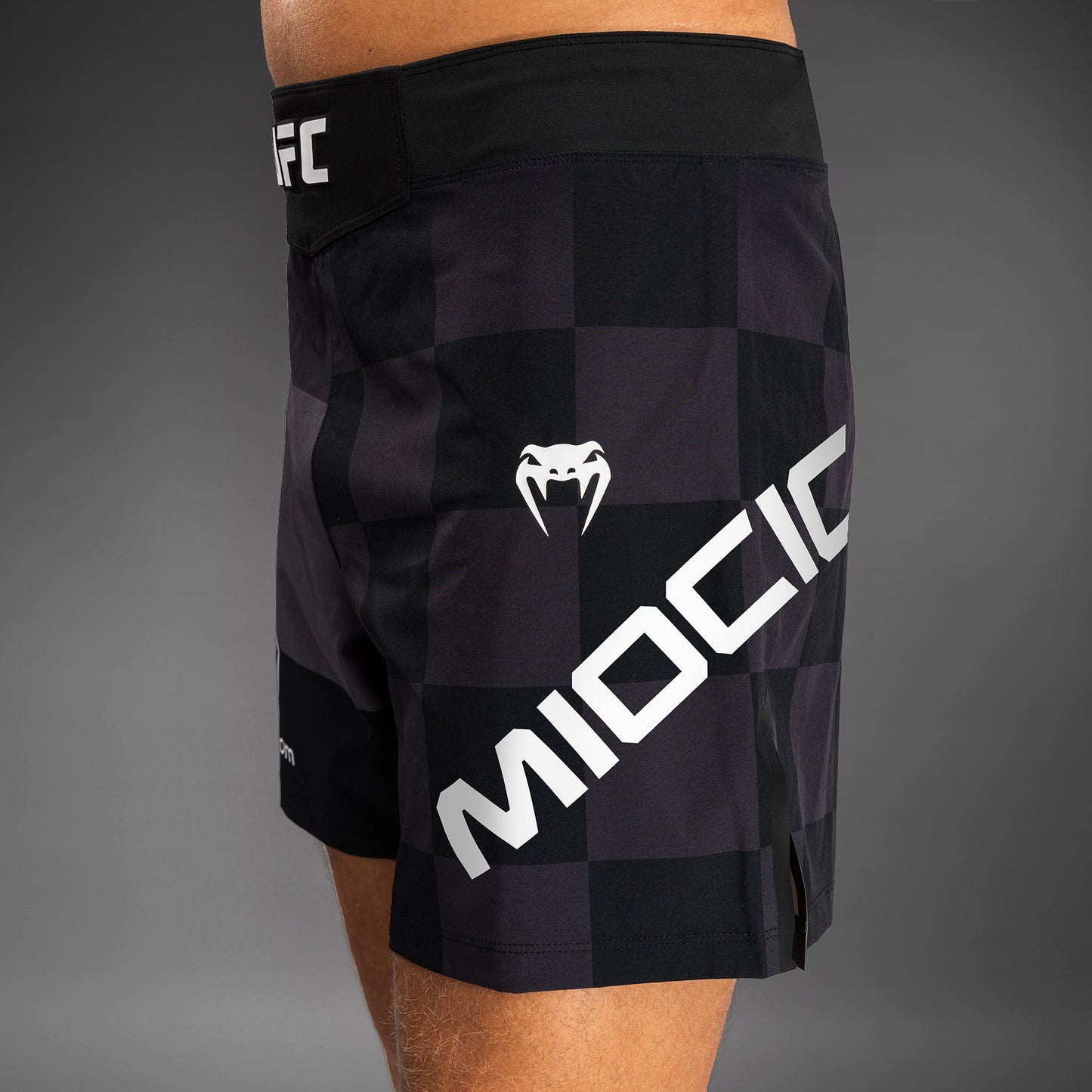 UFC Unrivaled by Venum Stipe Miocic 男性 ショートフィットファイトショーツ - ブラック
