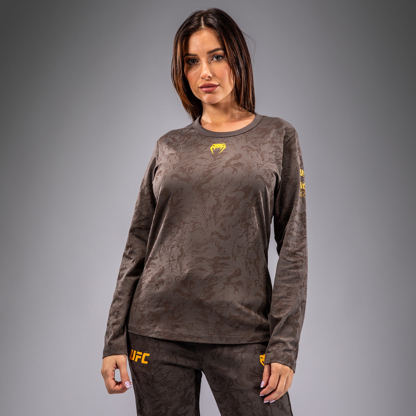 UFC Fusion by Venum Fight Week コットンロングスリーブTシャツ（女性用） - アーセンブラウン