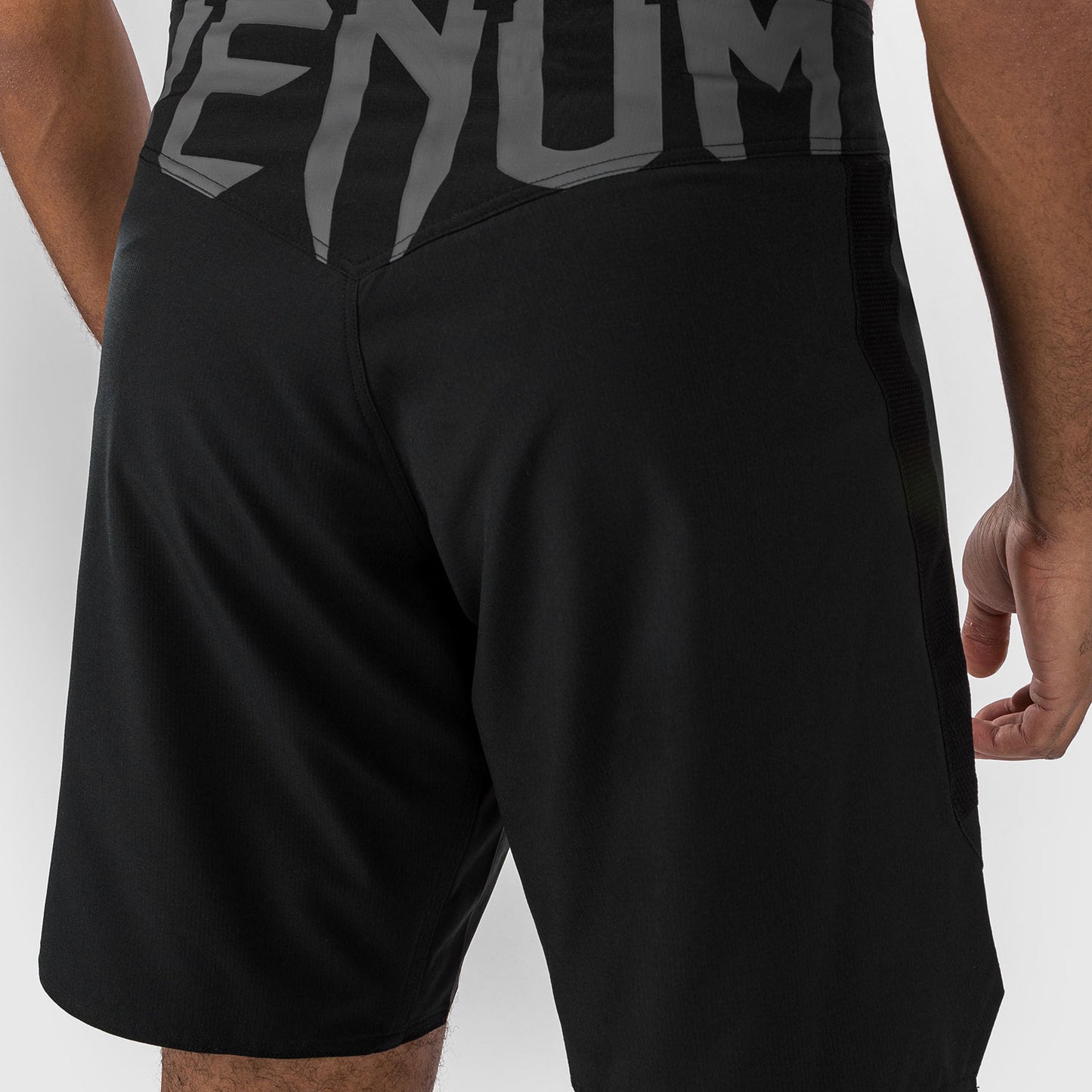 Venum Light 5.0 ファイトショーツ - ブラック／ホワイト