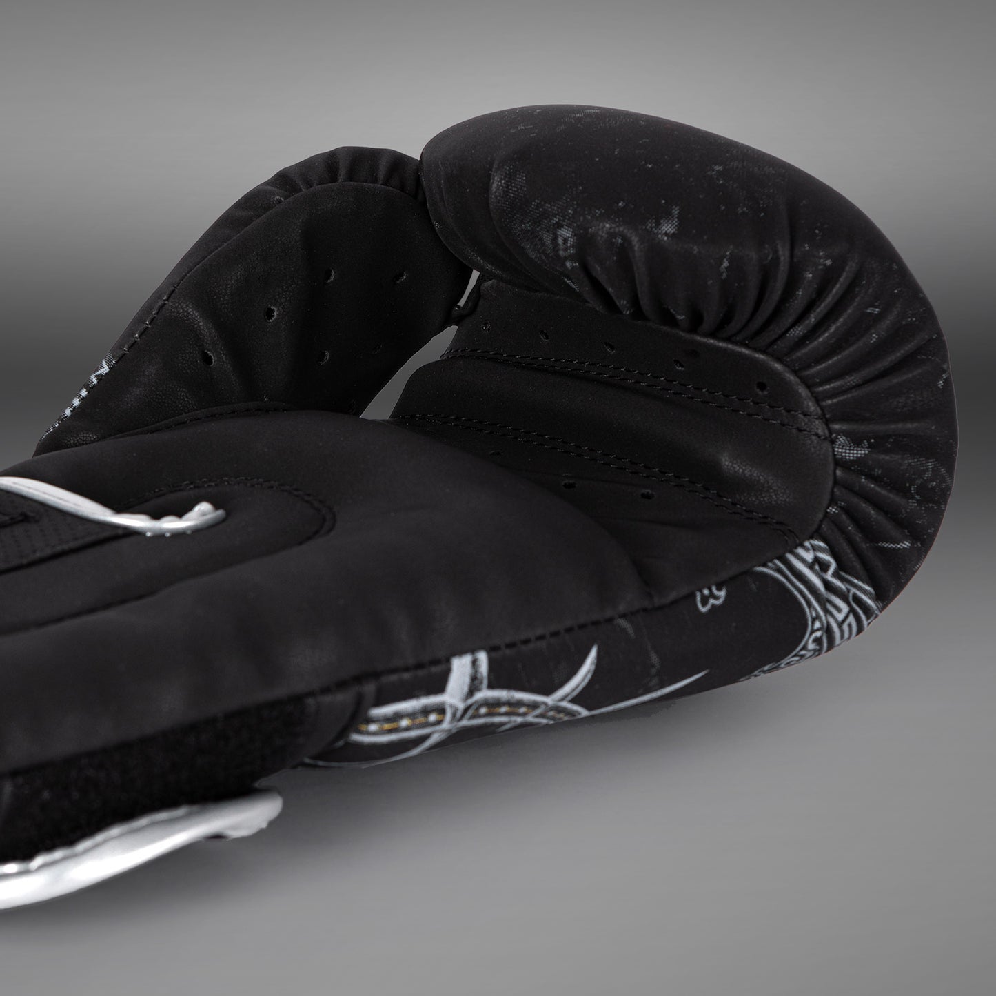 Venum Gladiator 5.0 ボクシンググローブ - ブラック/シルバー