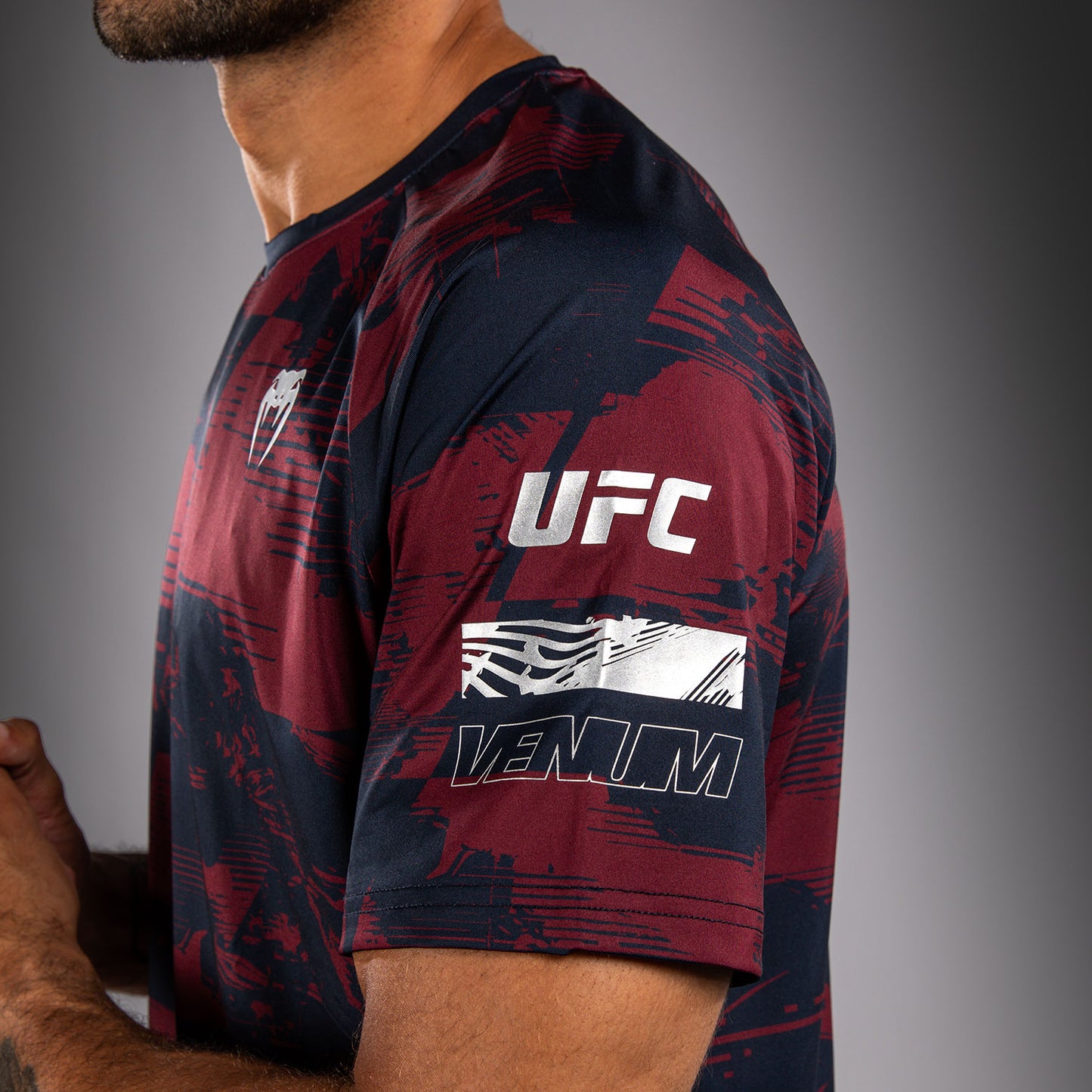 UFC Zenith by Venum Authentic Fight Week パフォーマンス半袖Tシャツ メンズ - ネイビーブルー/バーガンディ/シルバー